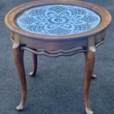 Coffee table with round shape