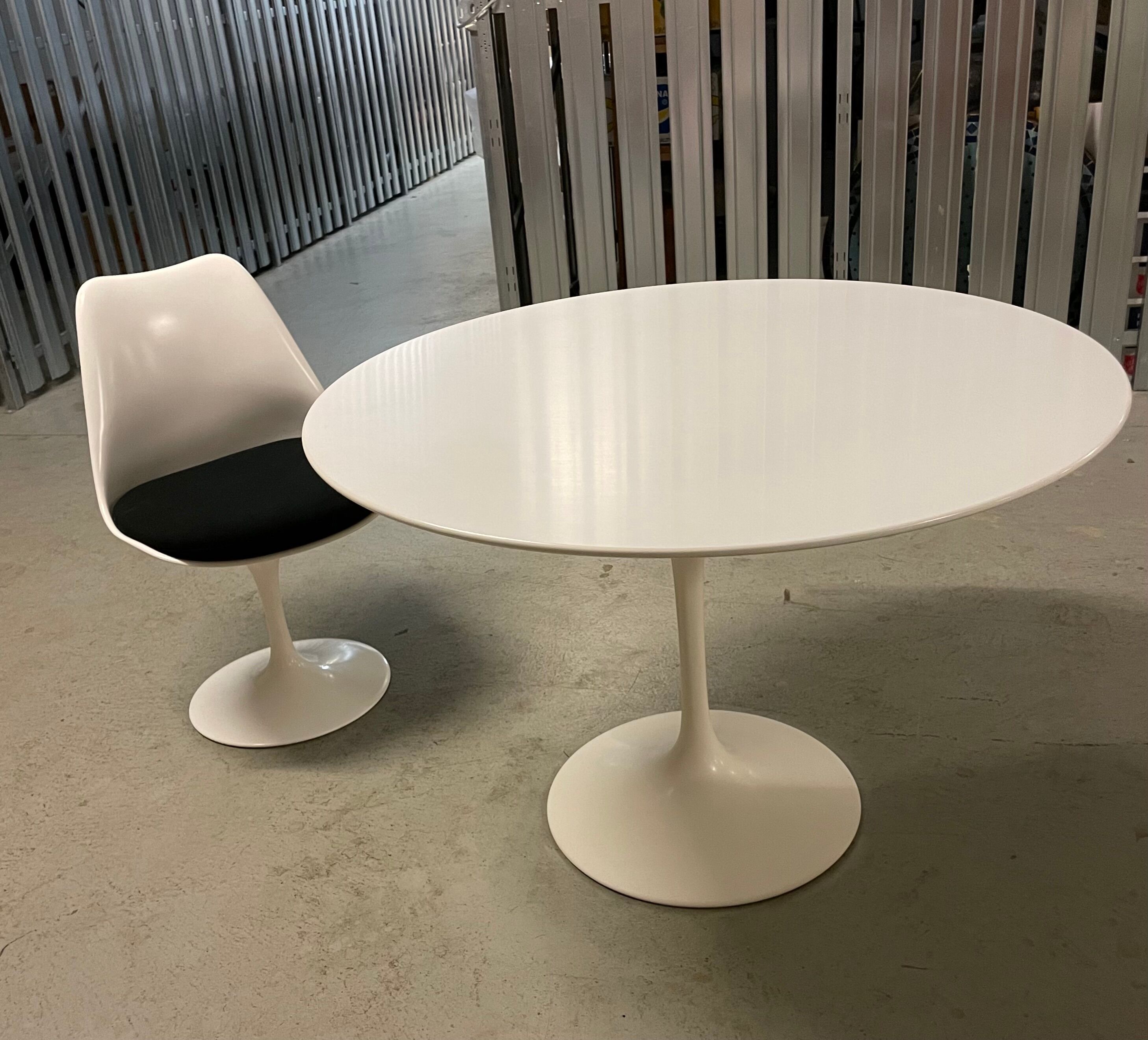Round Tulip Dining Table by Eero Saarinen for Knoll