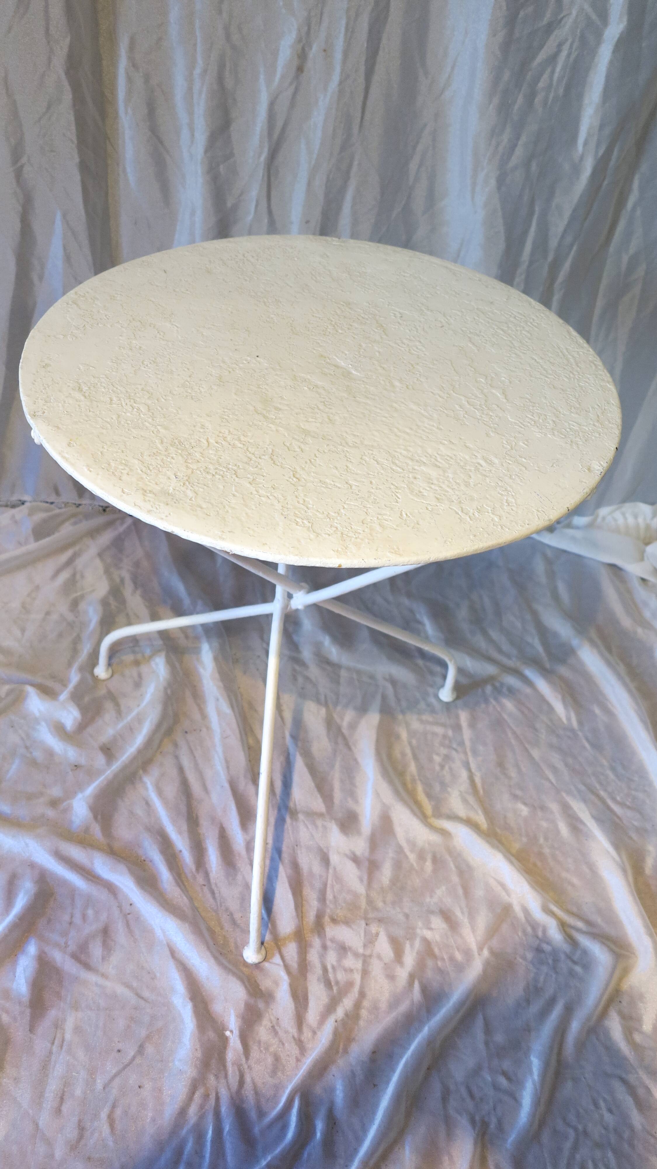 Table de jardin blanche en métal ronde