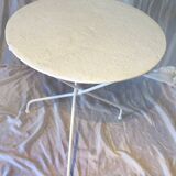 Table de jardin blanche en métal ronde