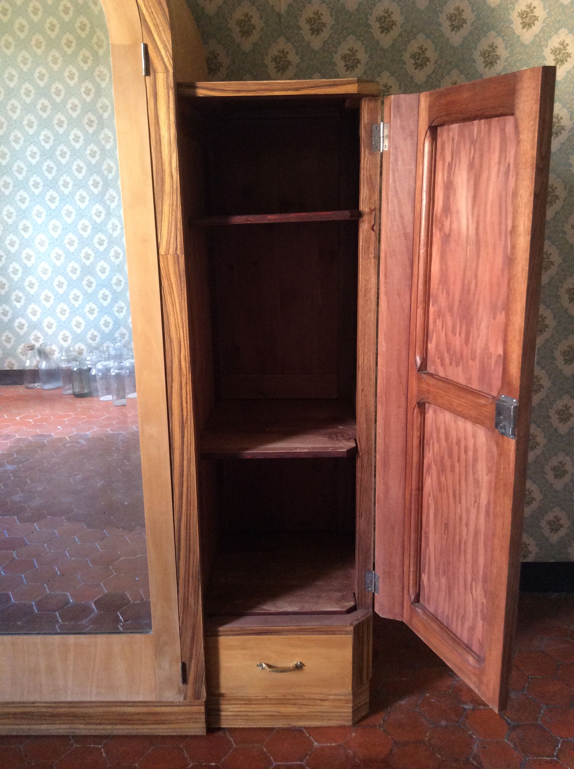 Ice-cream dressing closet with art deco dome