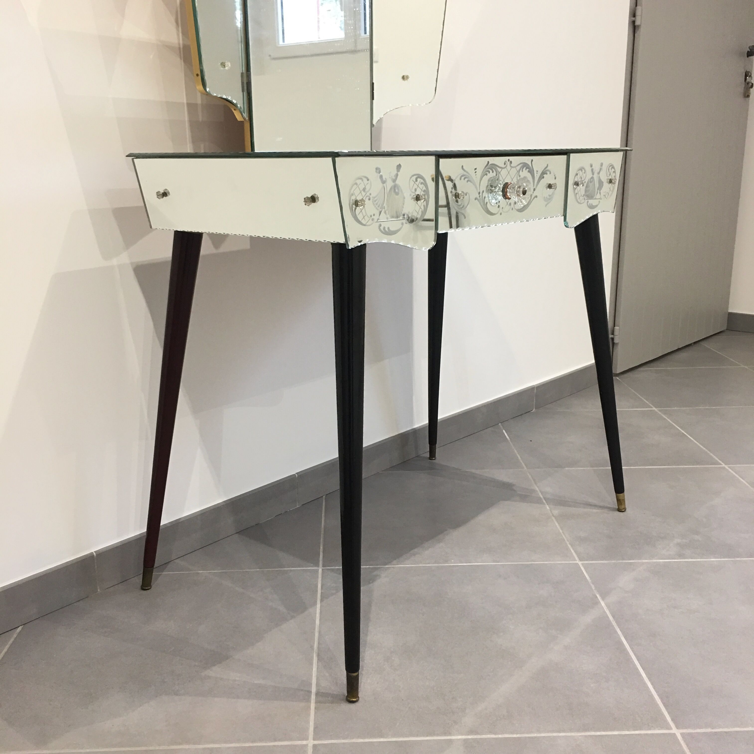 Dressing table vintage art déco in mirror