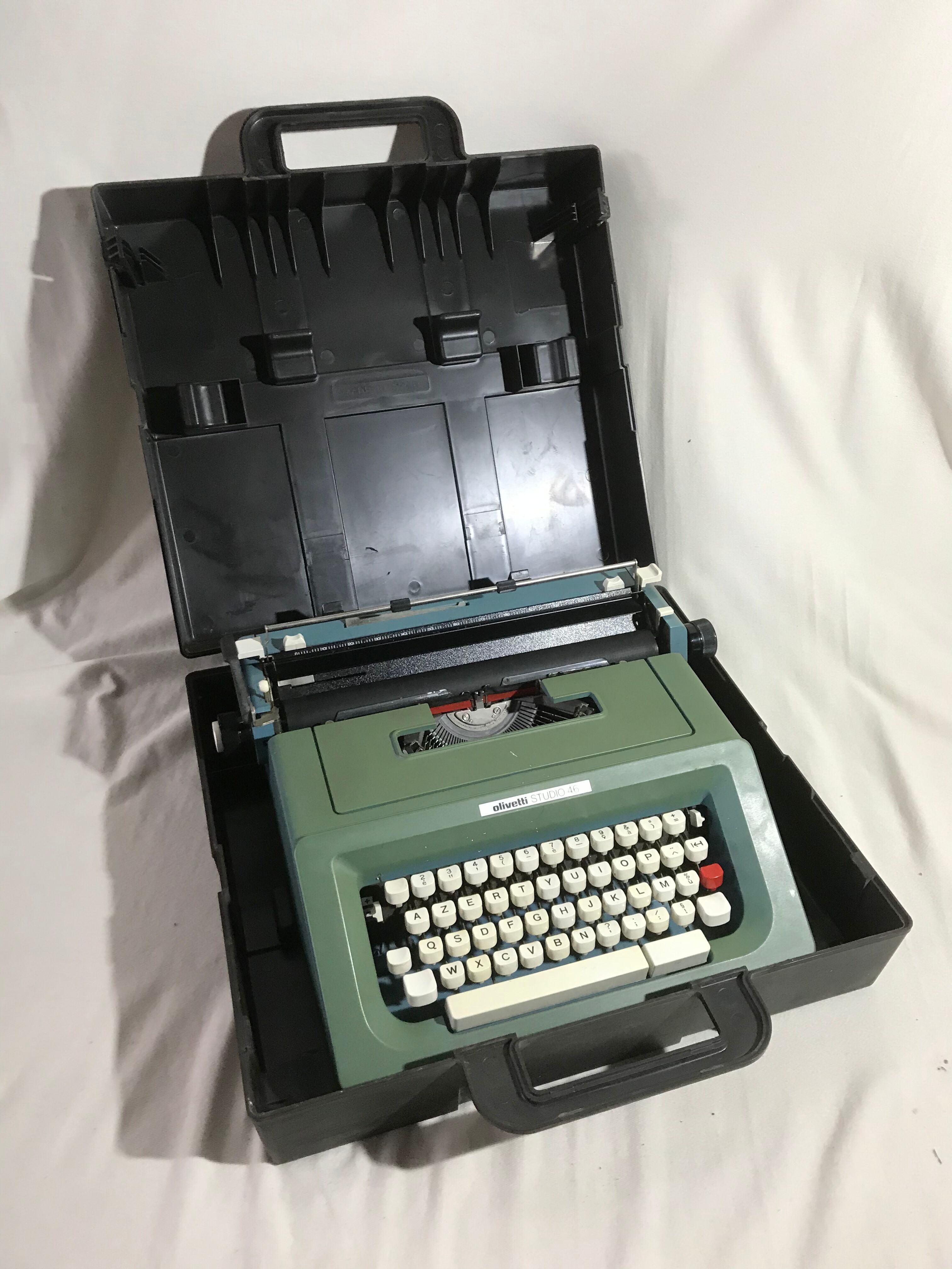 Former Olivetti studio 48 metal writing machine - vintage black malle