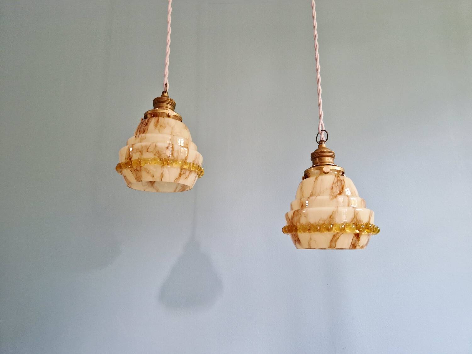Duo de suspensions Art Déco en opaline et ouraline, 1920-30