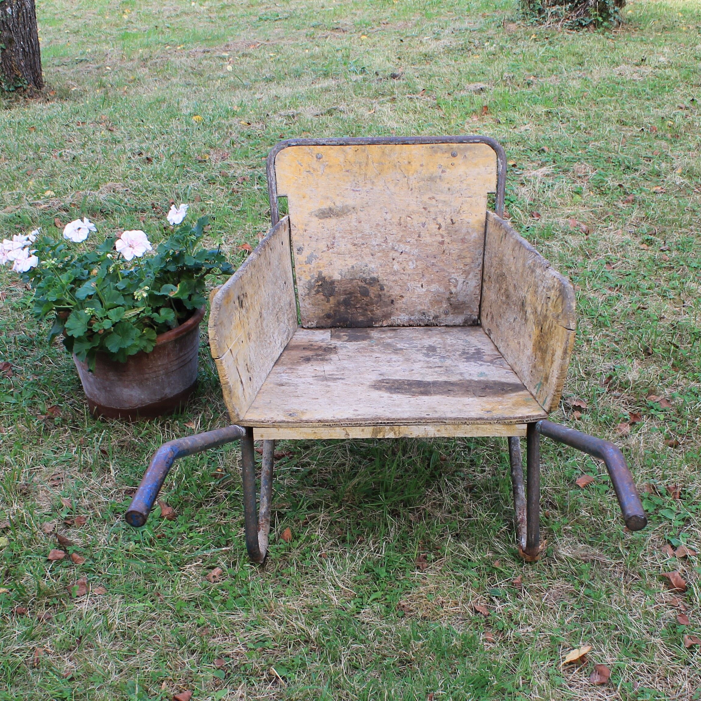 Wheelbarrow with 2 removable leaves from the 1950s