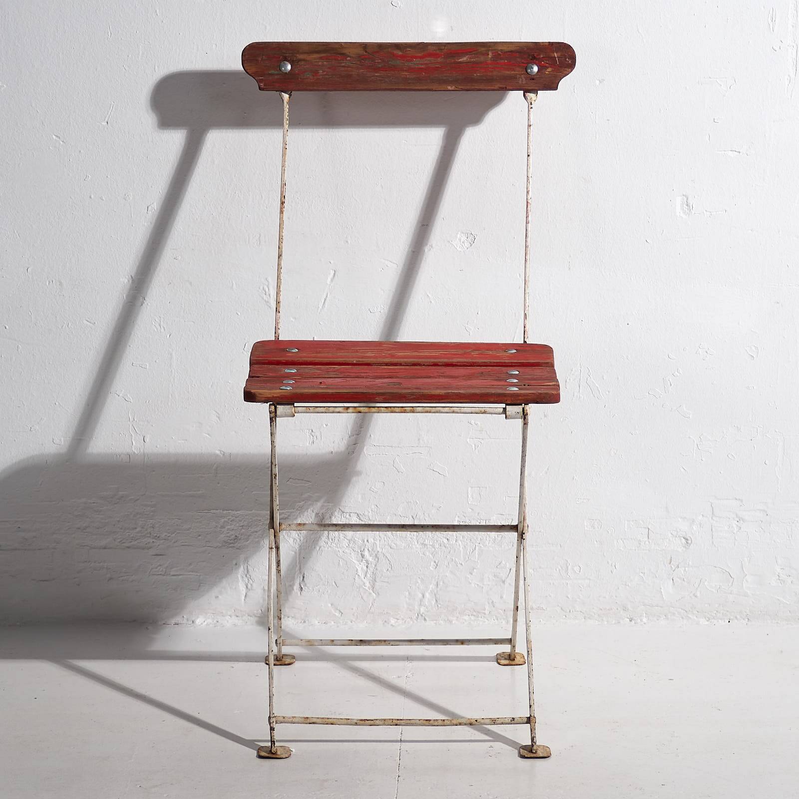 Antique red folding garden chairs (circa 1920). Set of 4 pieces