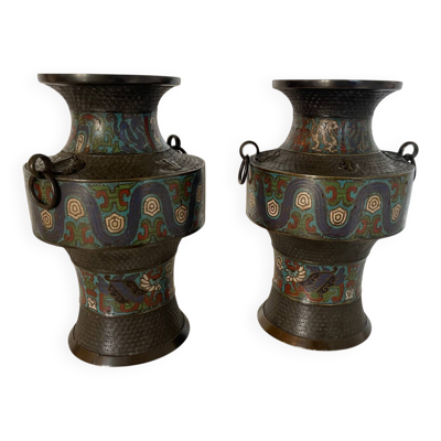 Paire de vases anciens en bronze émaillé, Chine ou Japon vers 1900-1930