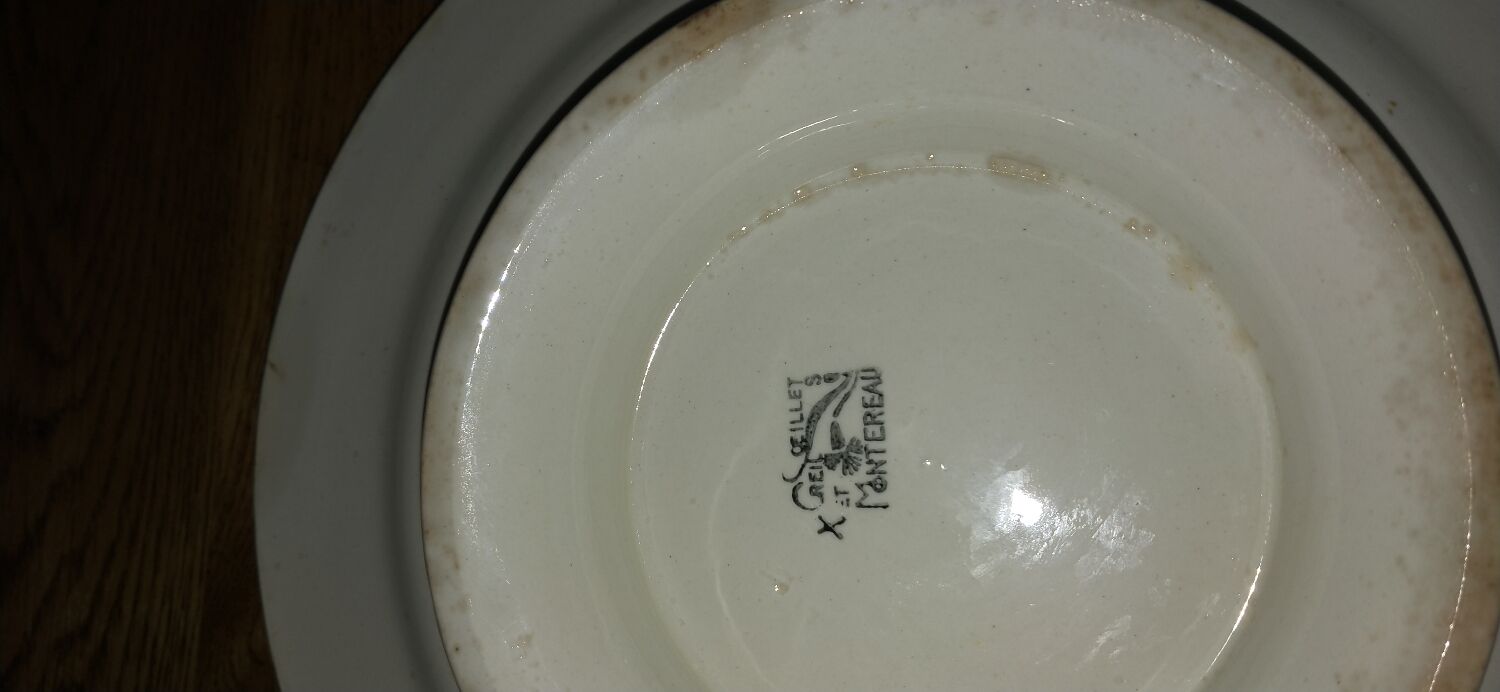 Set of two small presentation dishes on feet Oeillet Creil et Montereau