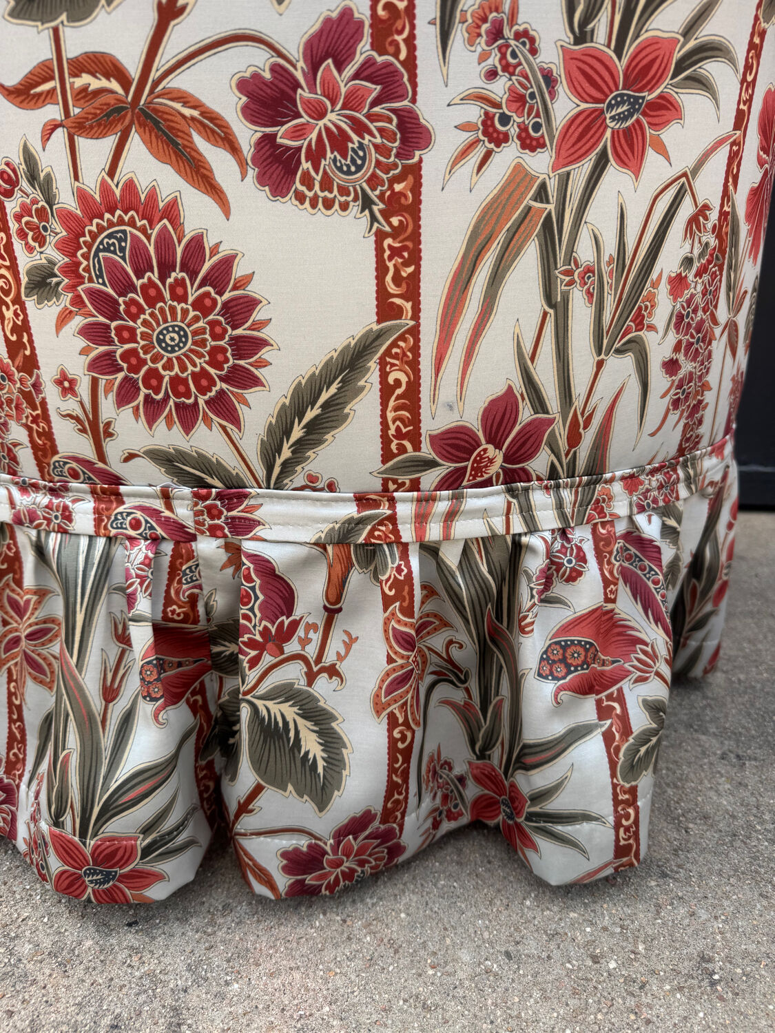 Fauteuil crapaud satin fleuri ancien
