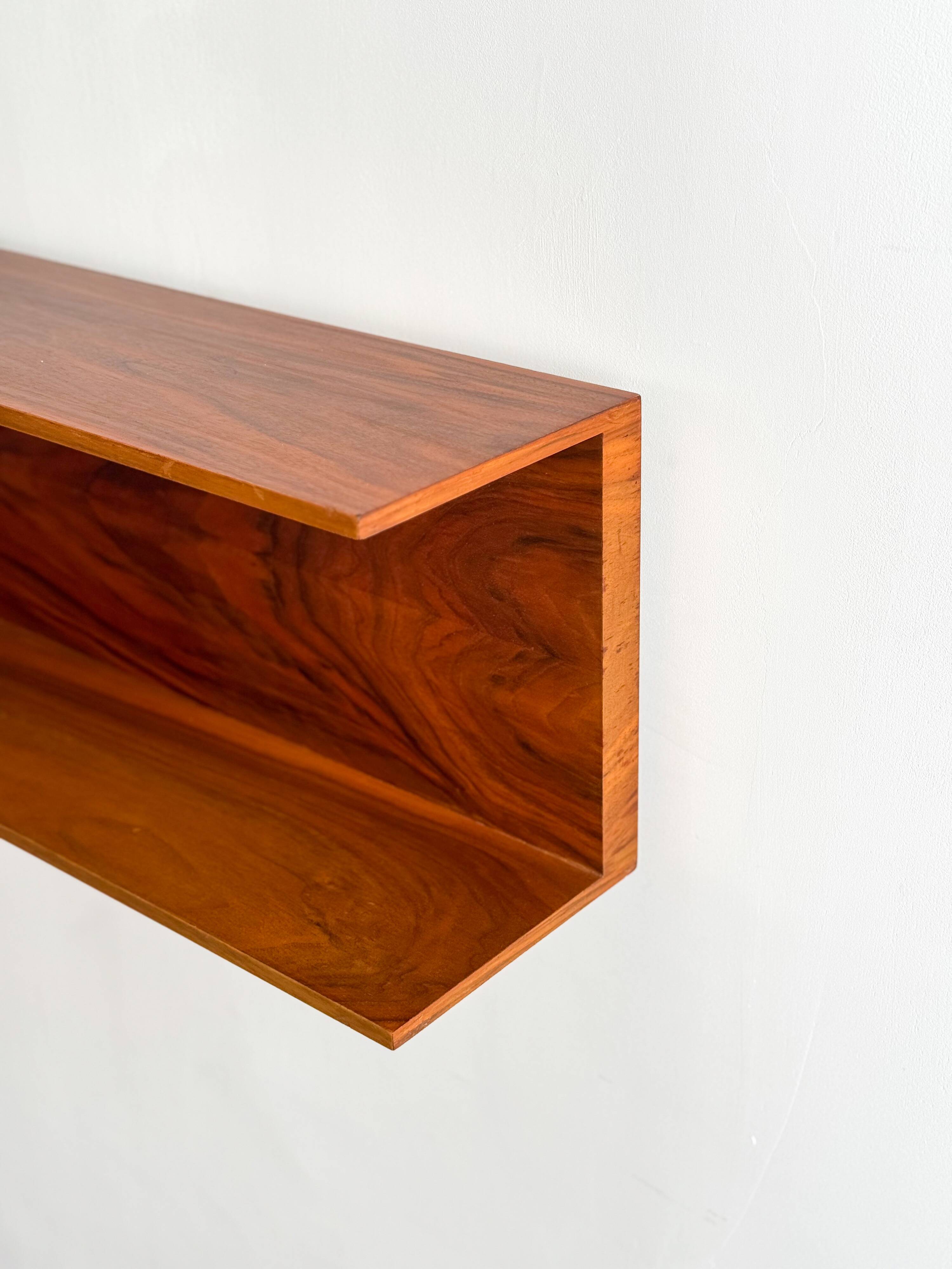 Étagère murale en noyer par Wilhelm Renz pour Walter Wirz, années 1960