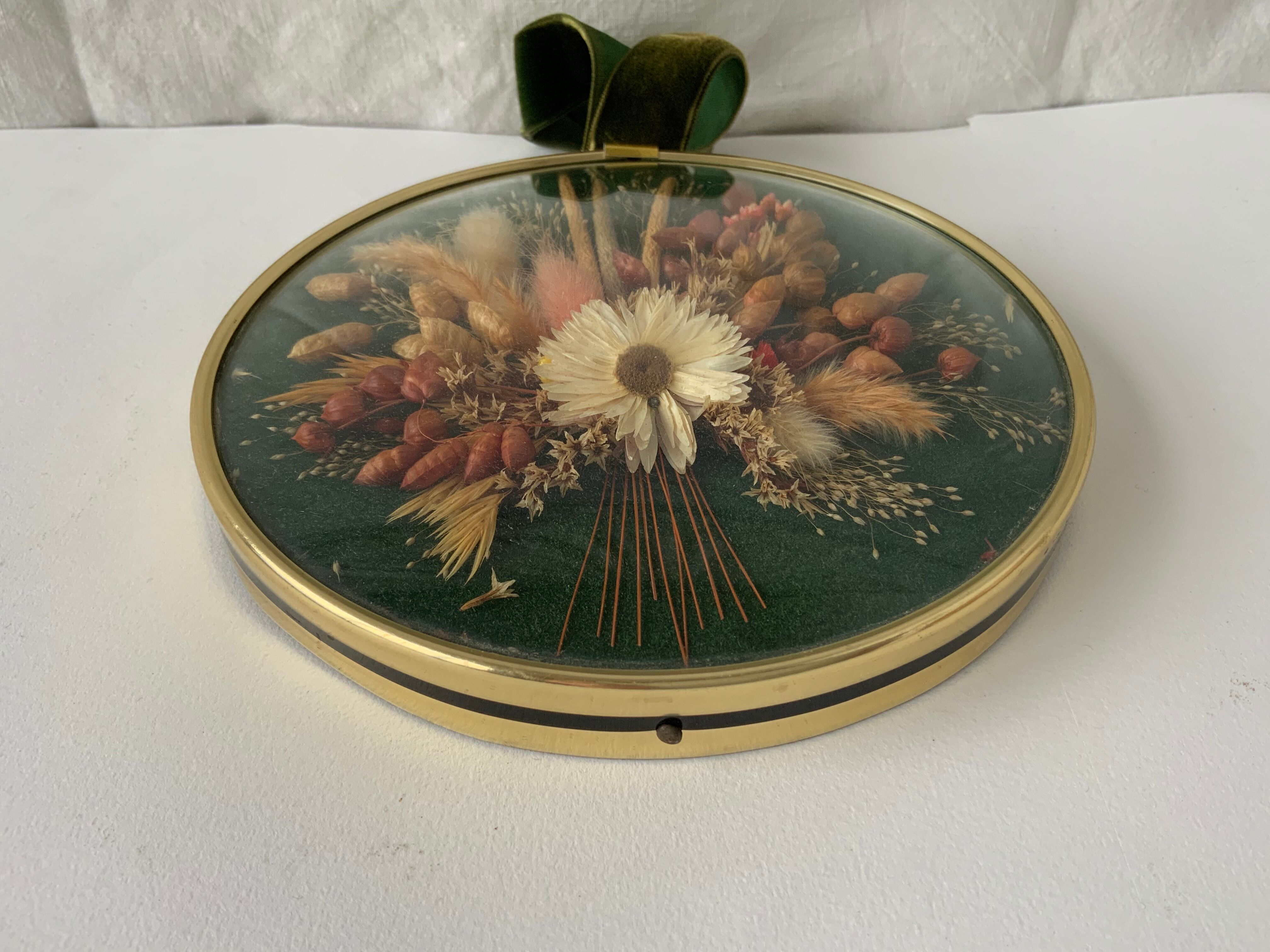 Vintage frame flowers dry