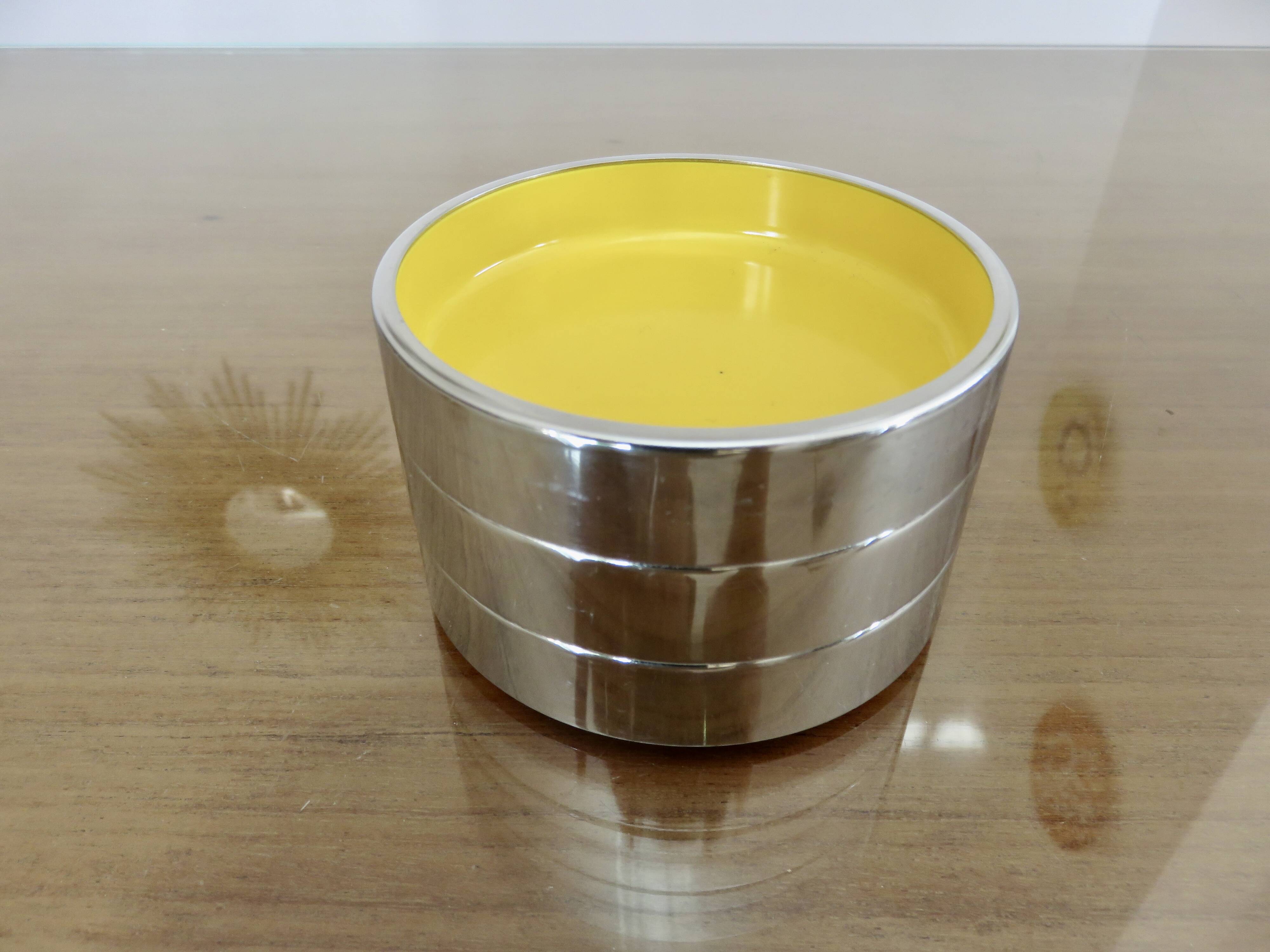 Set of 3 stackable ashtrays in colored melamine, chrome metal from the 70s