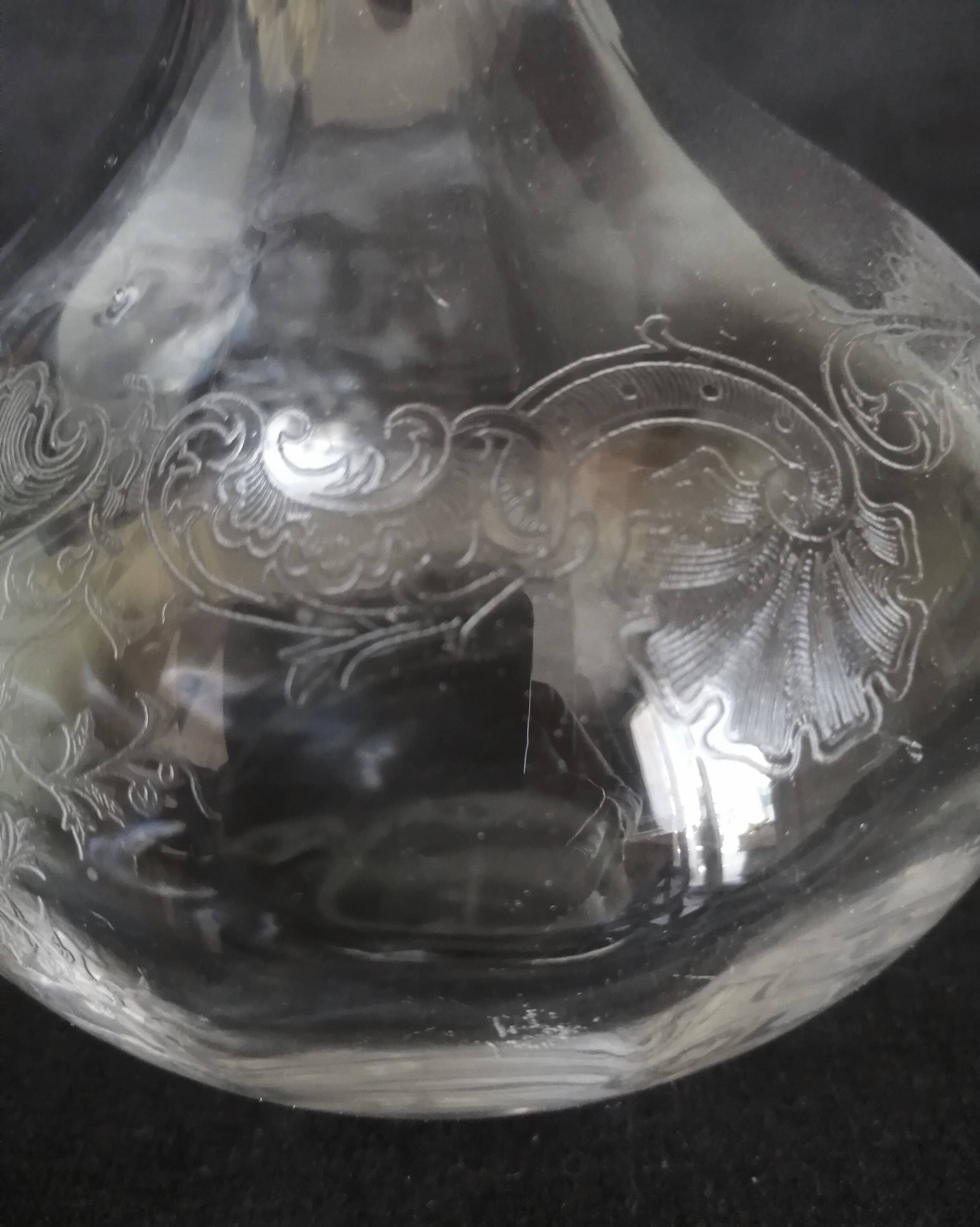 9 crystal white wine glasses from St. Louis model Cléo and their decanter.