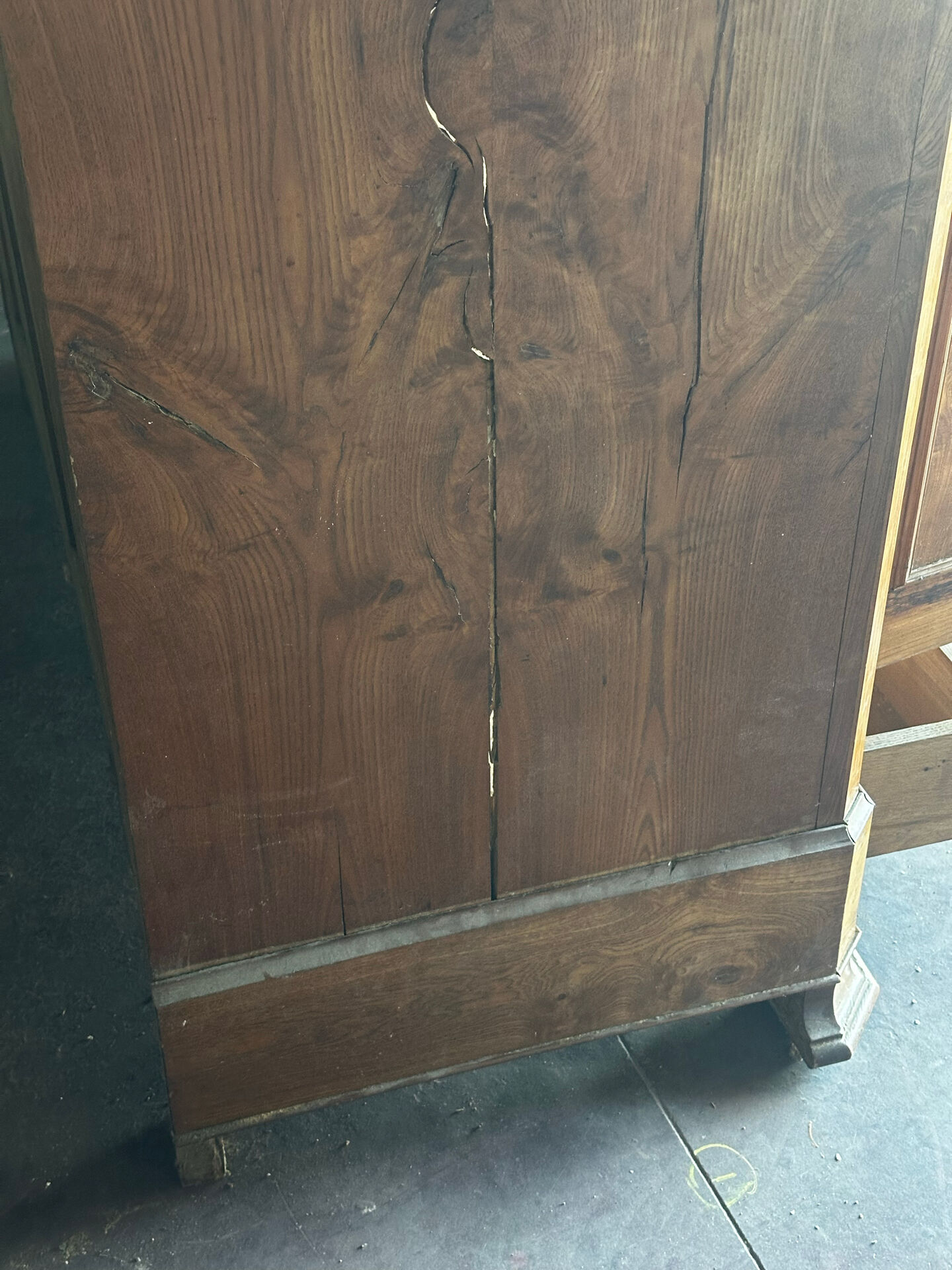 Armoire en orme massif d’époque Restauration, XIXe siècle
