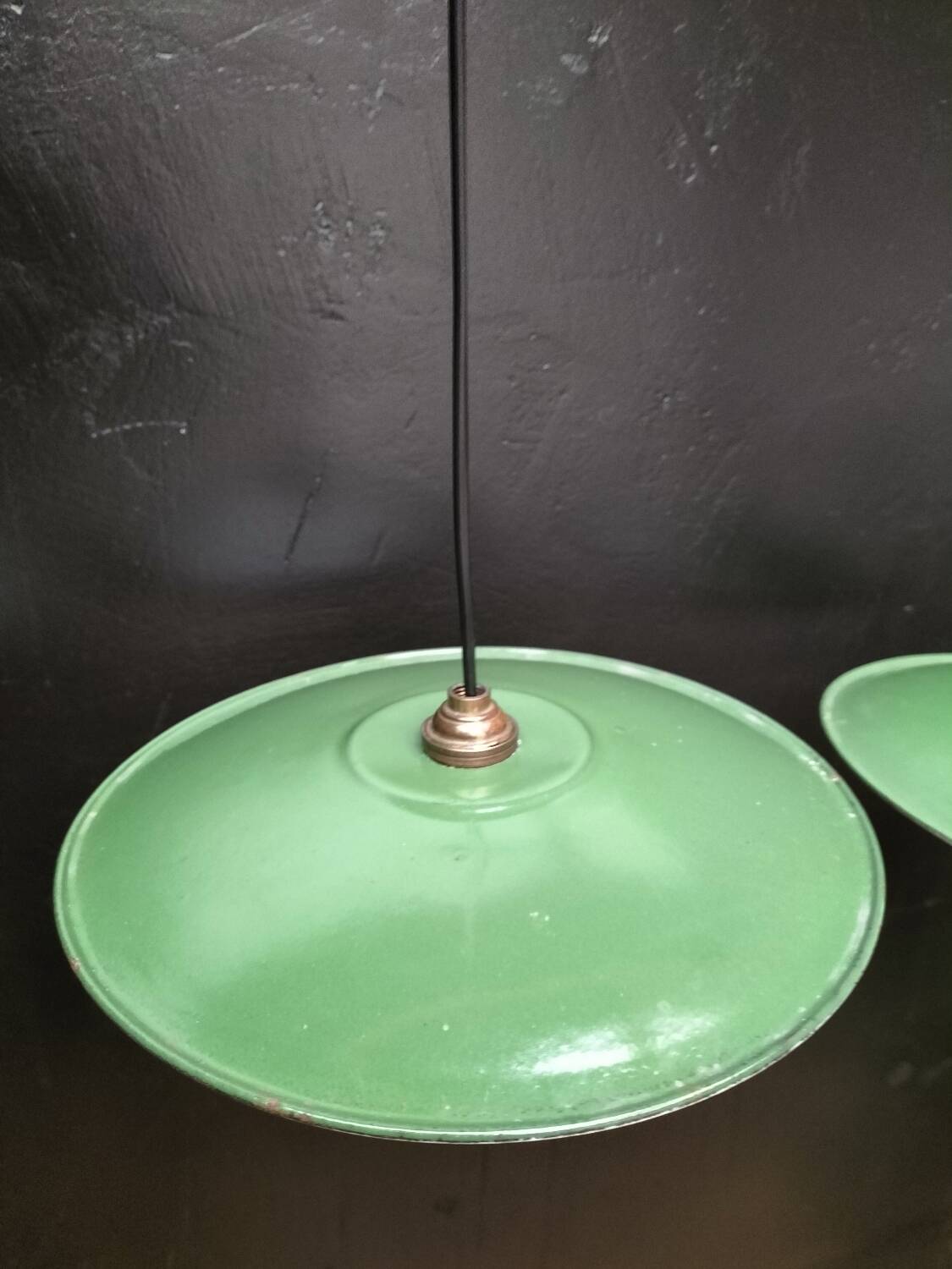 Suspensions in enamelled sheets