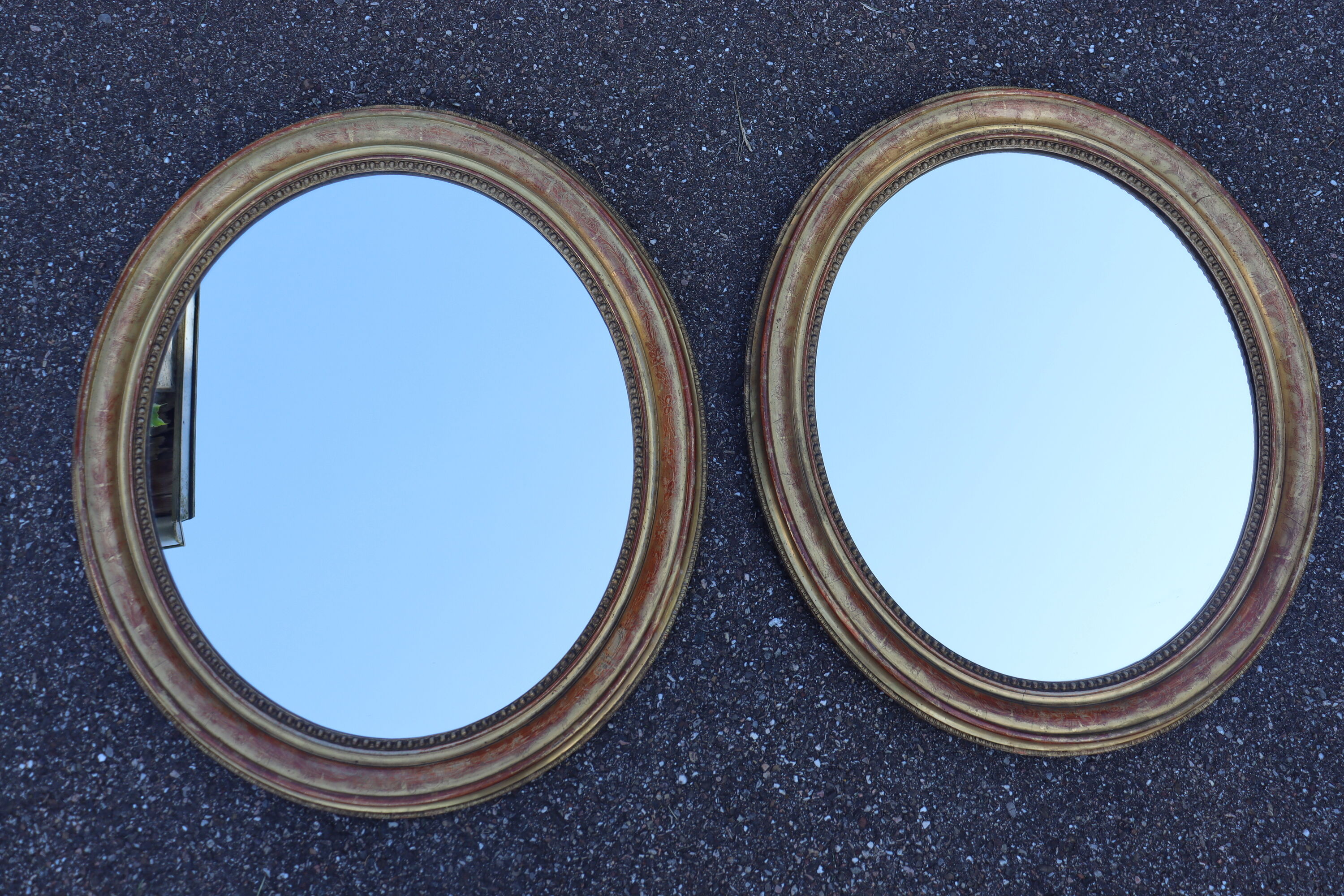 Pair of oval mirrors from the Louis Philippe period in gilded wood.