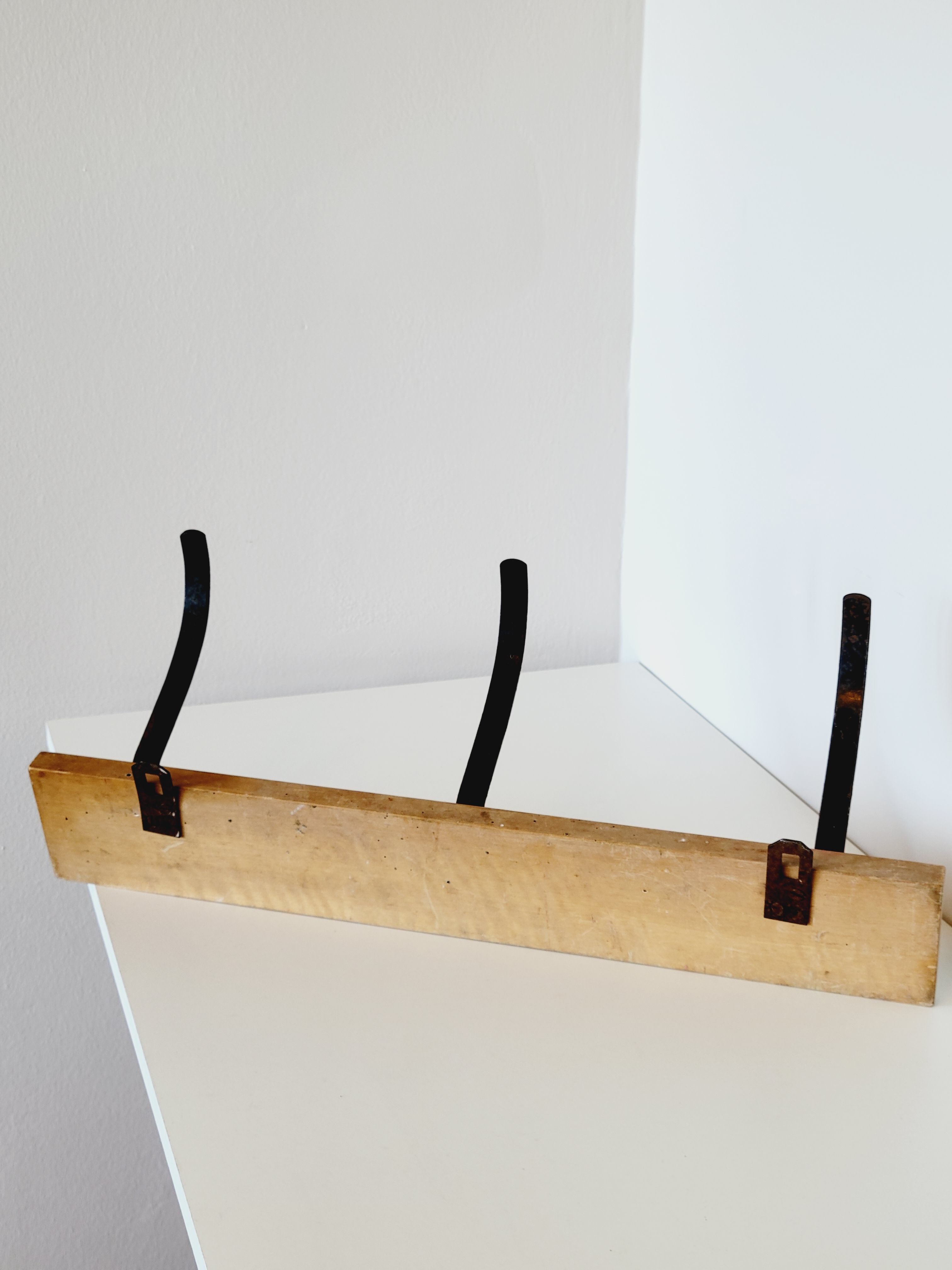 Industrial vintage coat rack 3 hooks in black and red metal