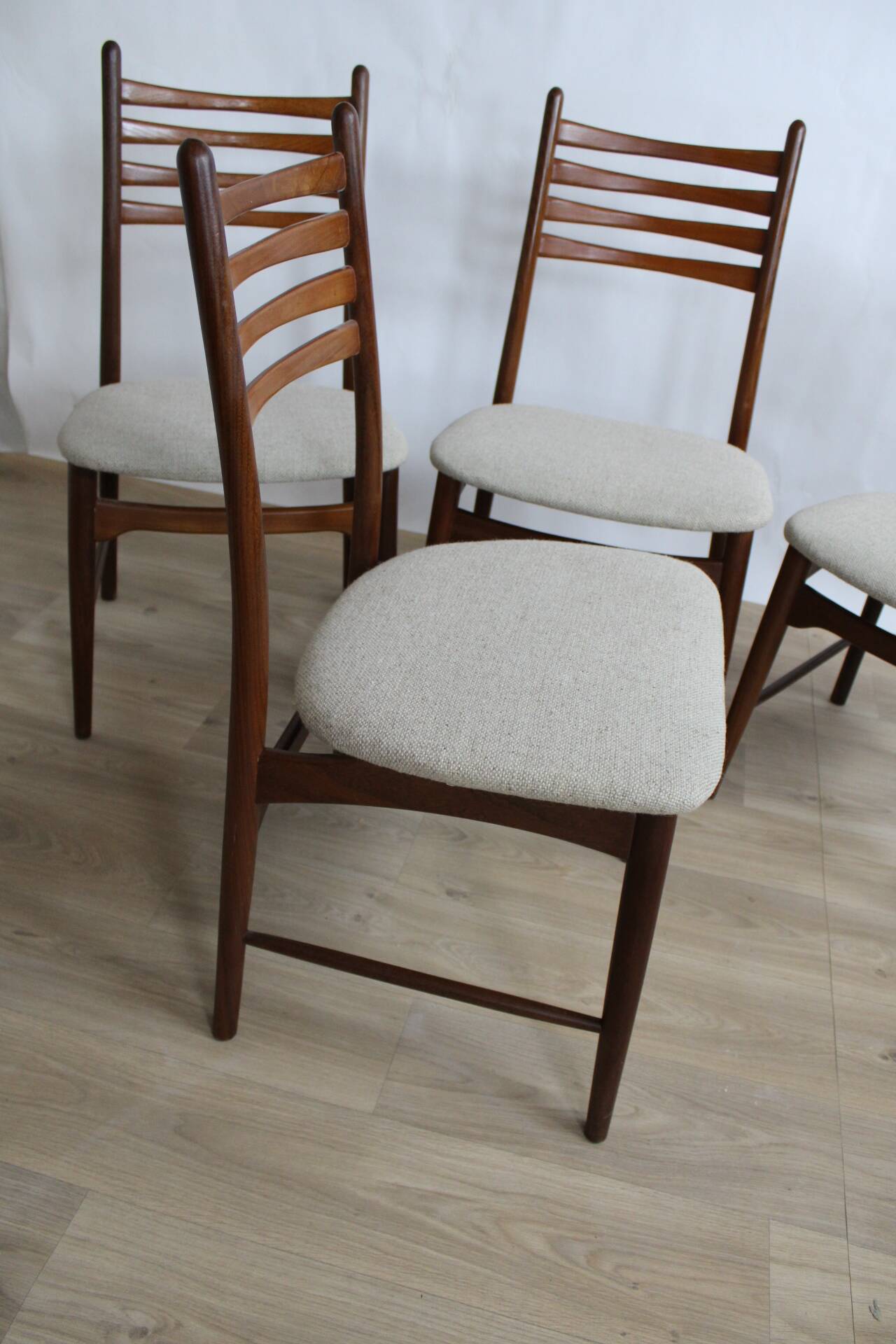4 chaises teck tissus moiré gris blanc Scandinaves 1960 Danematk