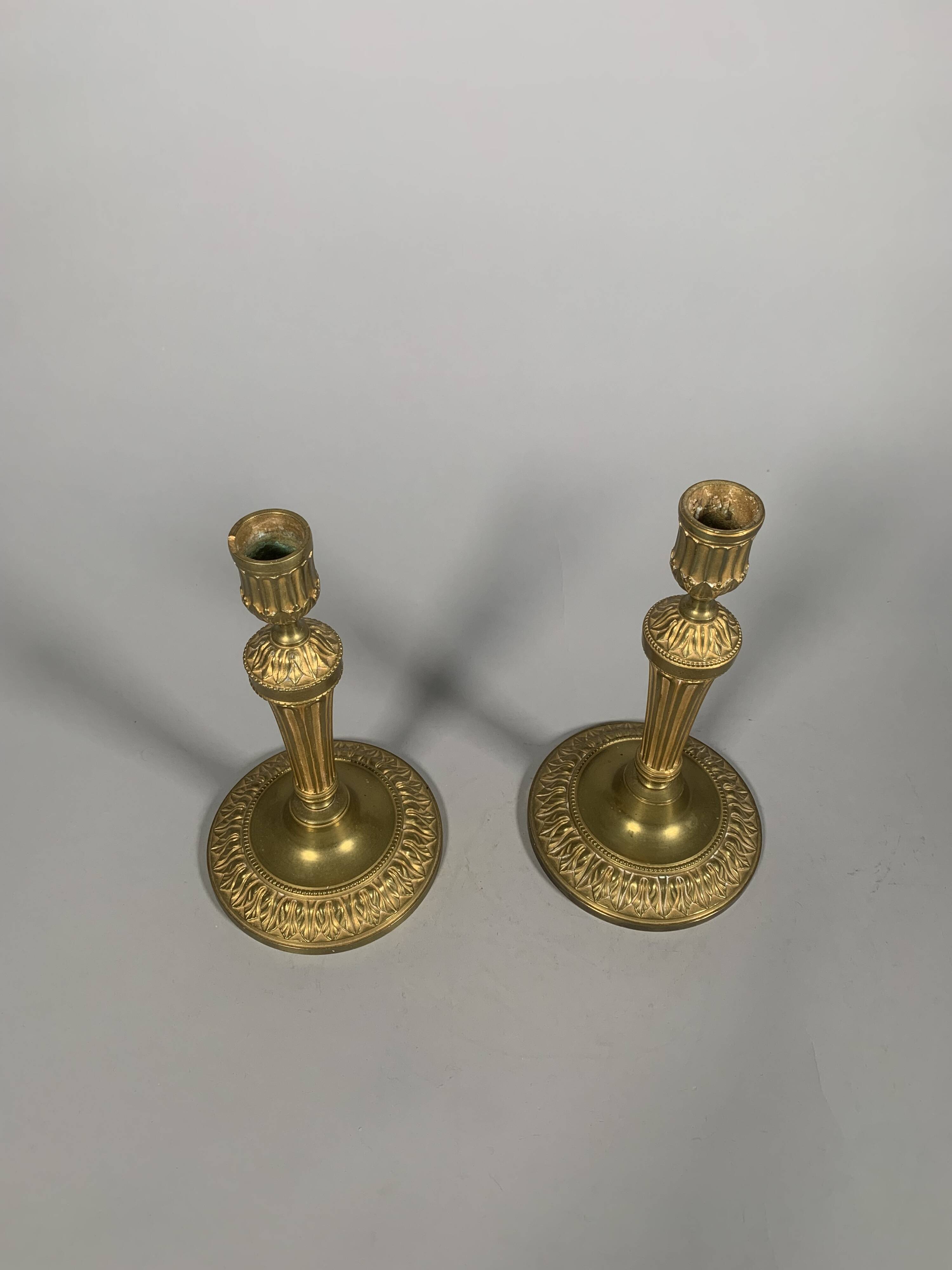 Paire de bougeoirs  Louis XVI En Bronze Ciselé Et Doré.