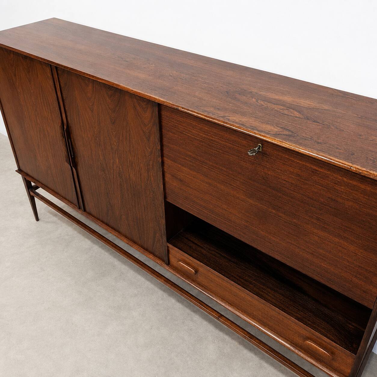 Buffet haut danois en palissandre de Rio avec espace bar