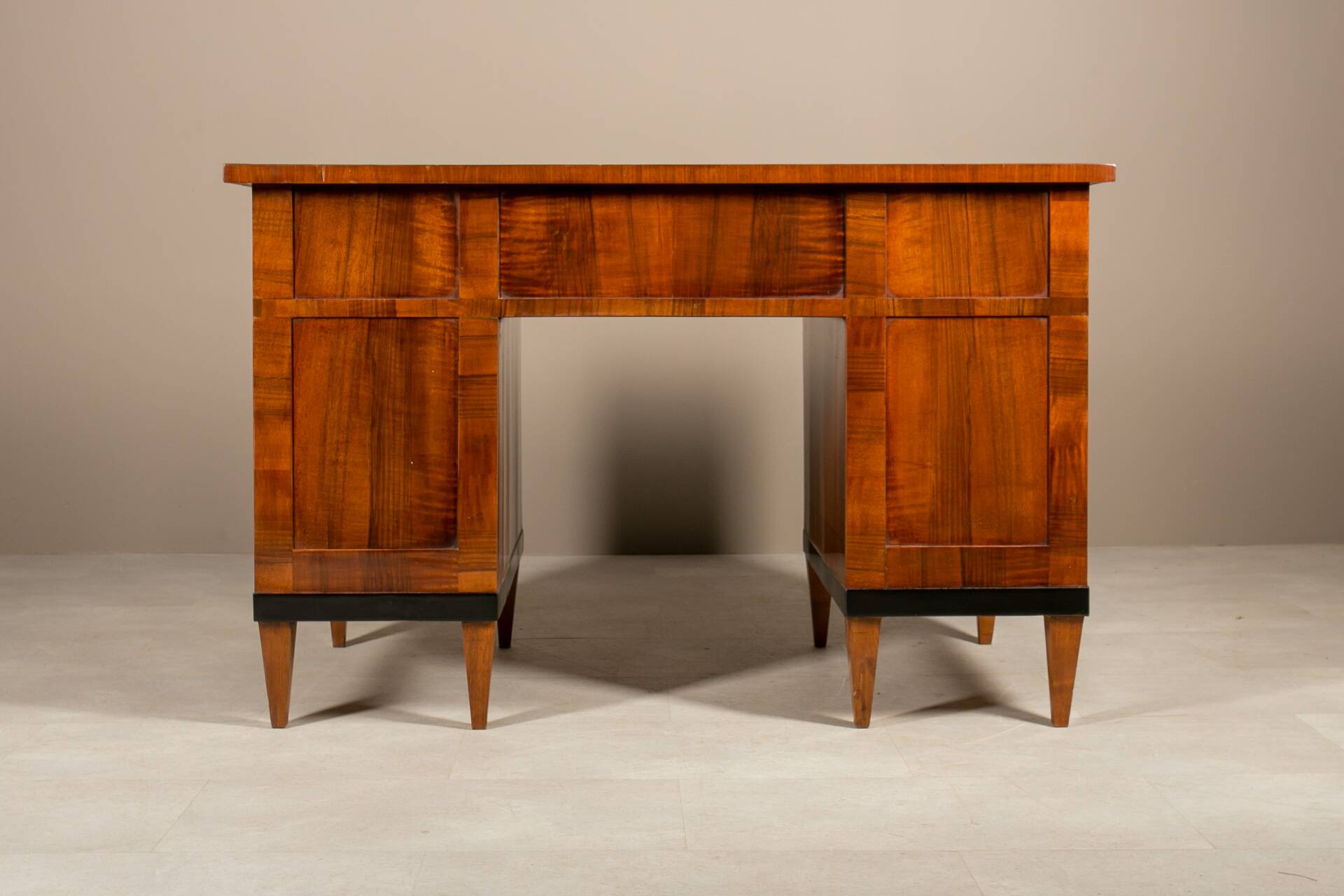 Bureau Biedermeier en placage de noyer, Allemagne, vers 1830