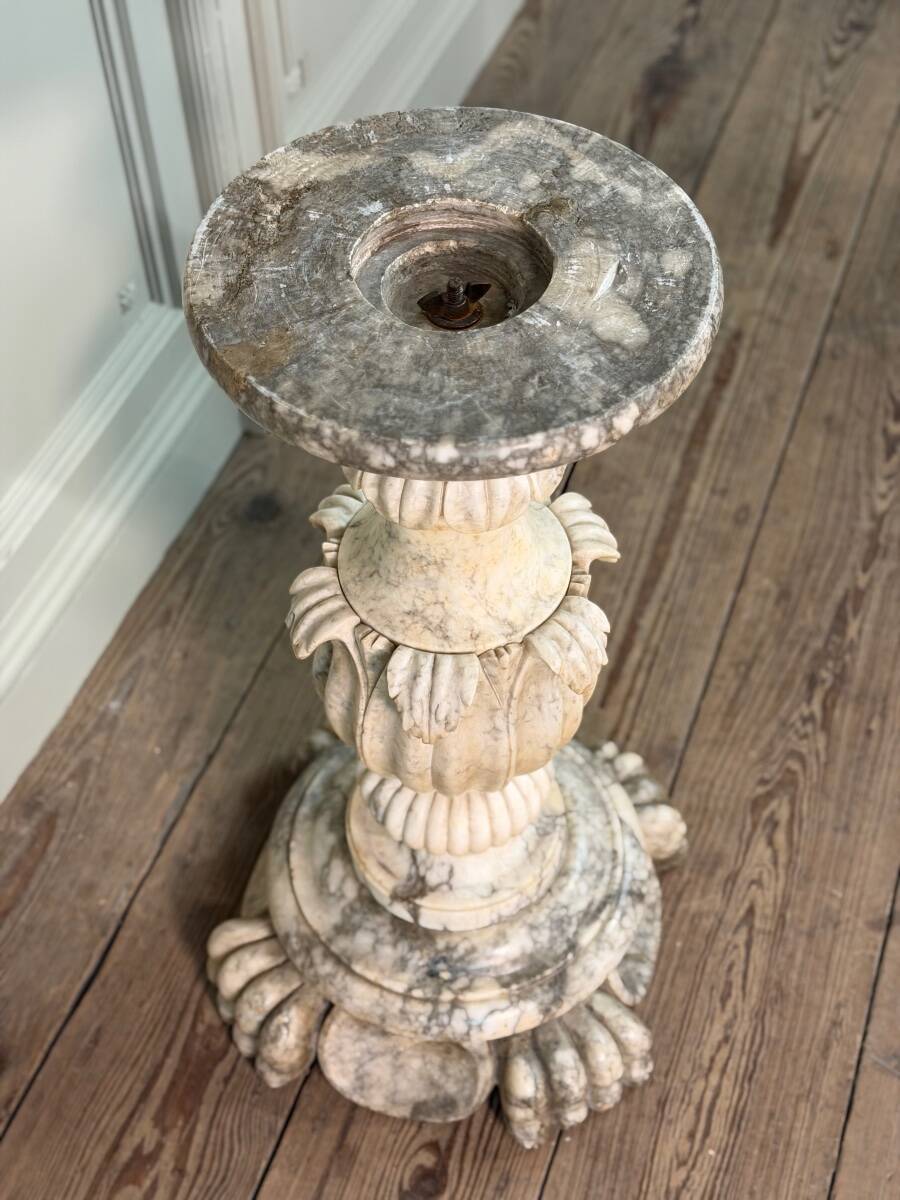 Socle en albâtre sculpté, Italie vers 1880