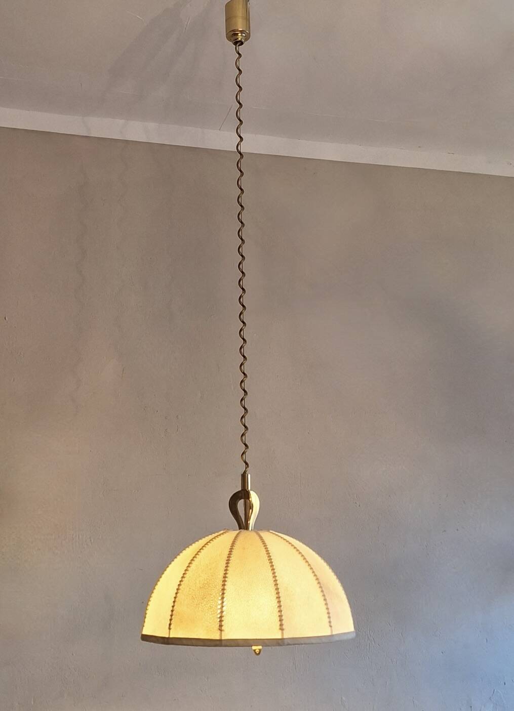 Grand chandelier en cuir, vélin et laiton en forme de cocon, Italie années 1950.