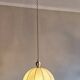 Grand chandelier en cuir, vélin et laiton en forme de cocon, Italie années 1950.
