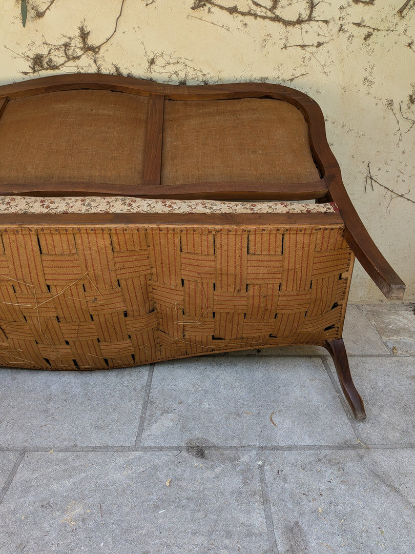 Moulded wooden bench with floral upholstery – Old-fashioned charm