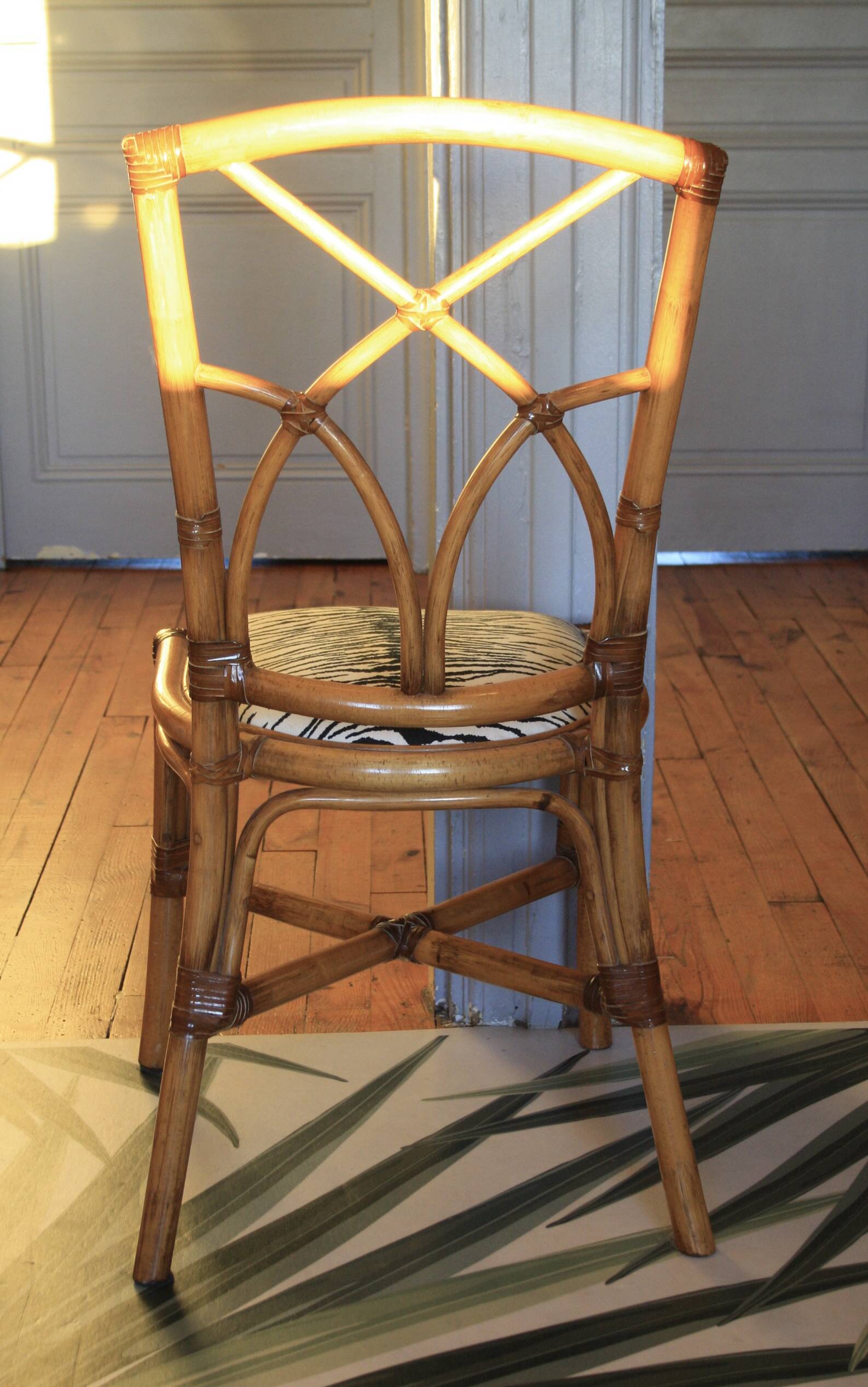 Chaise en bambou assise zébrée