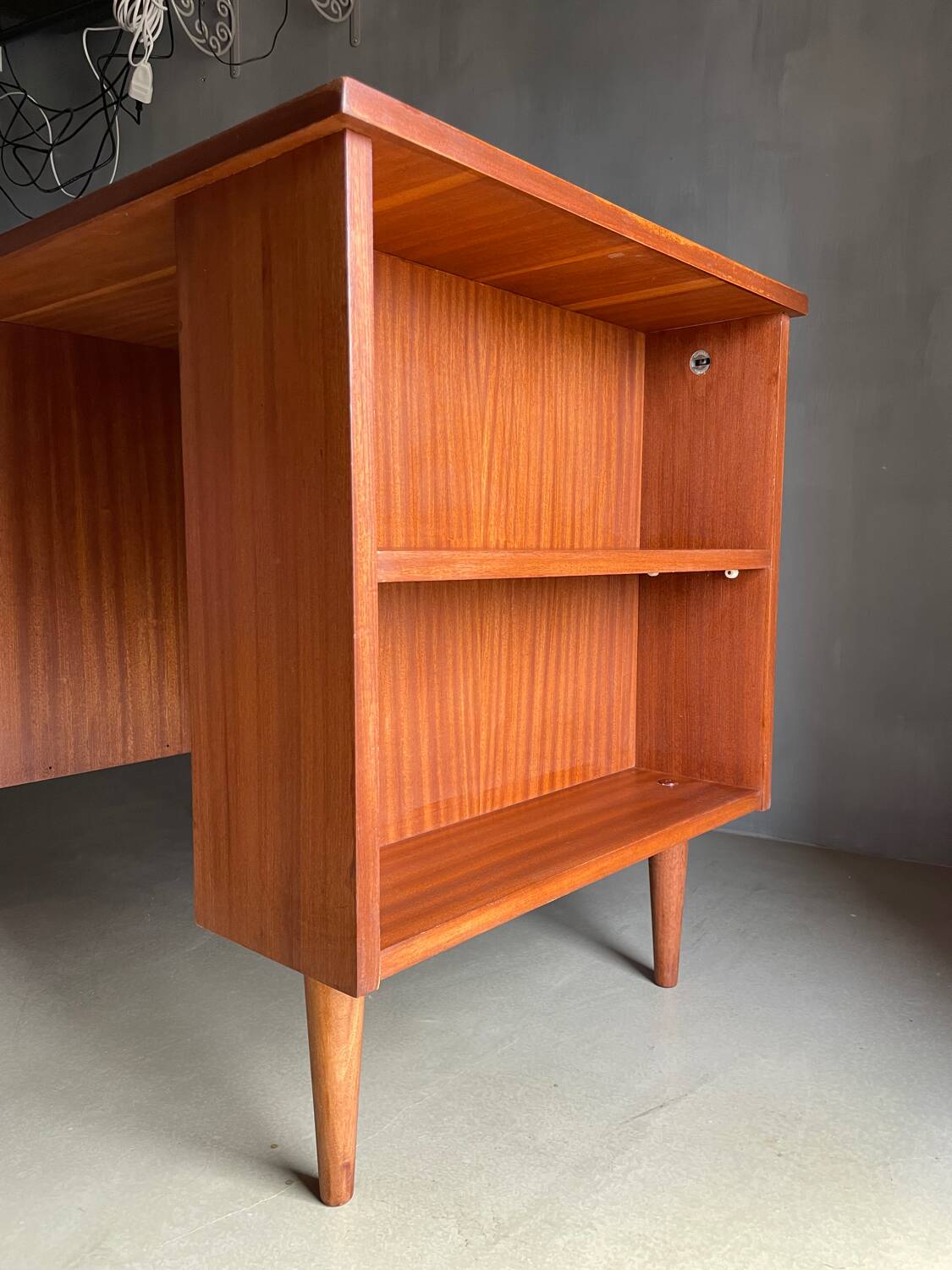 Desk 1970 - 3 drawers and tapered legs