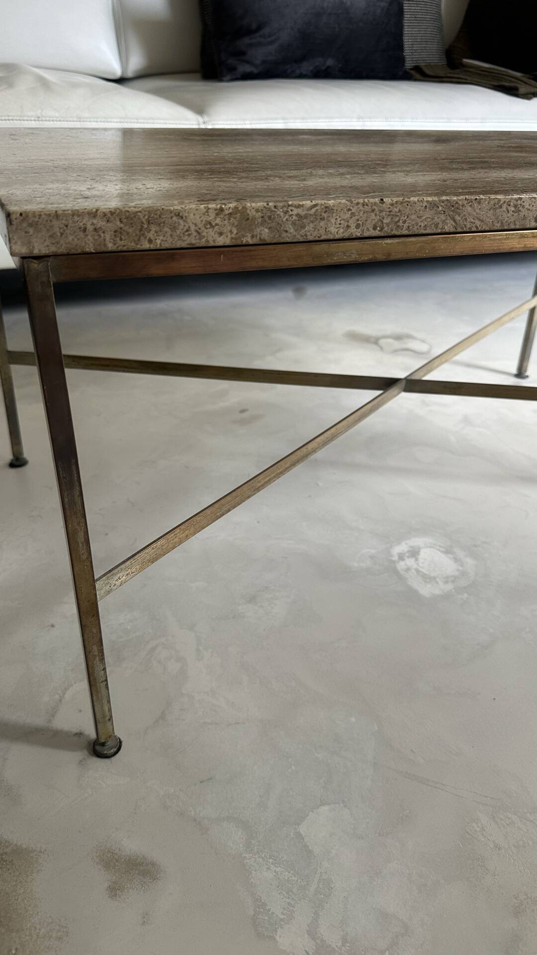 Table basse travertin et laiton