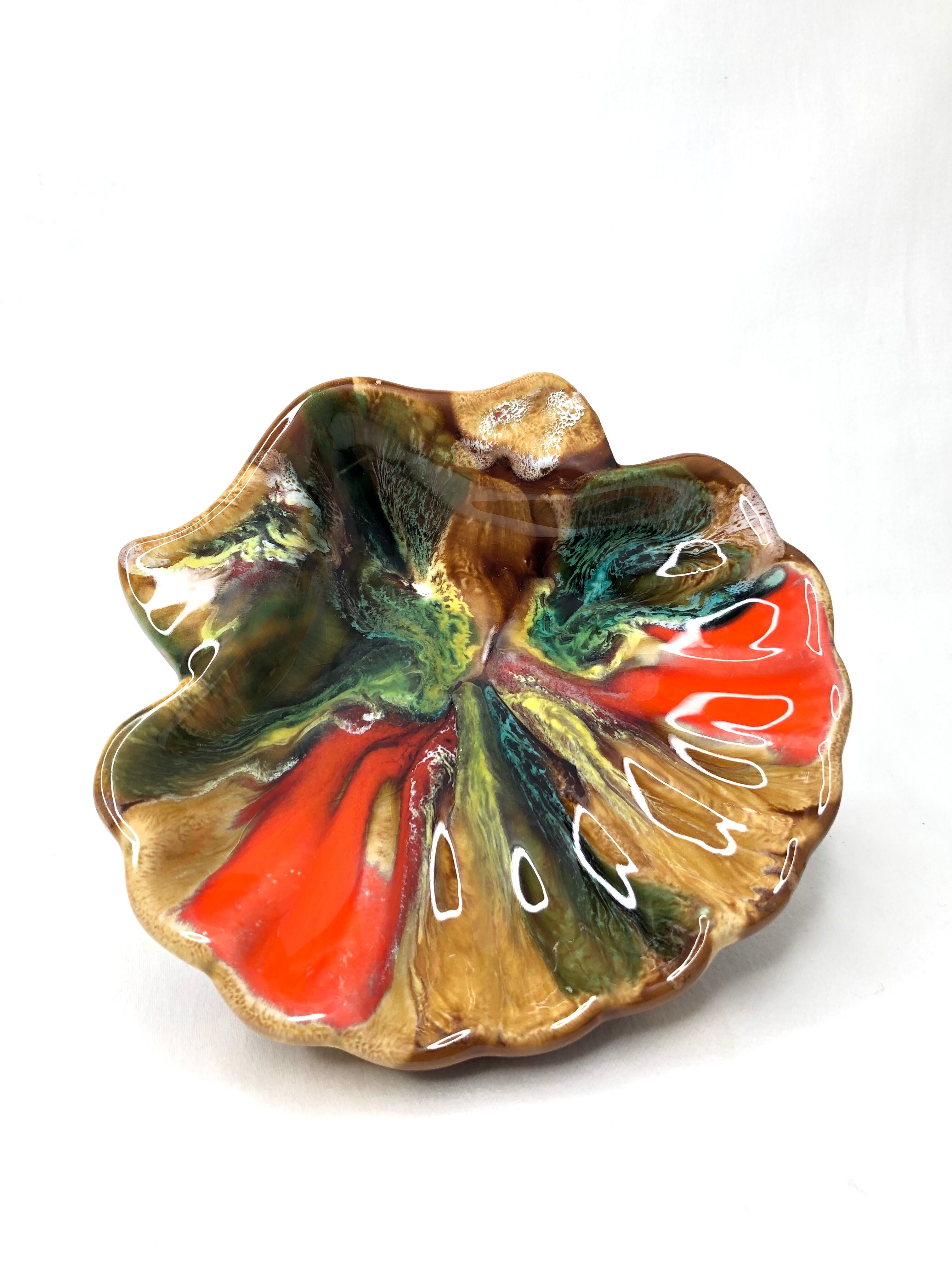 Empty old vintage pocket in the shape of a shell 🐚