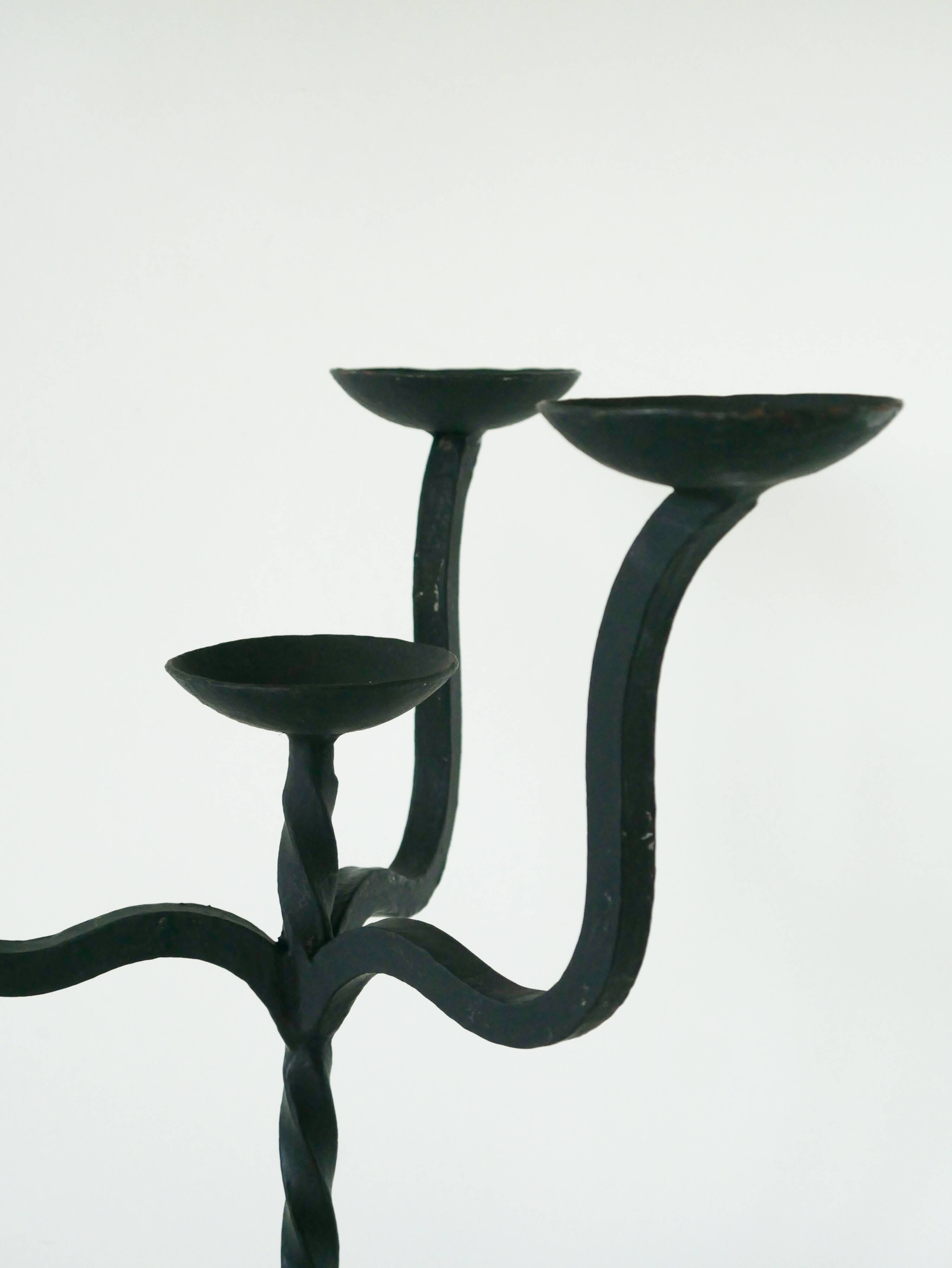 Grand bougeoir cinq feux en fer forgé, Brutaliste, 1970 - 27 X 36 cm