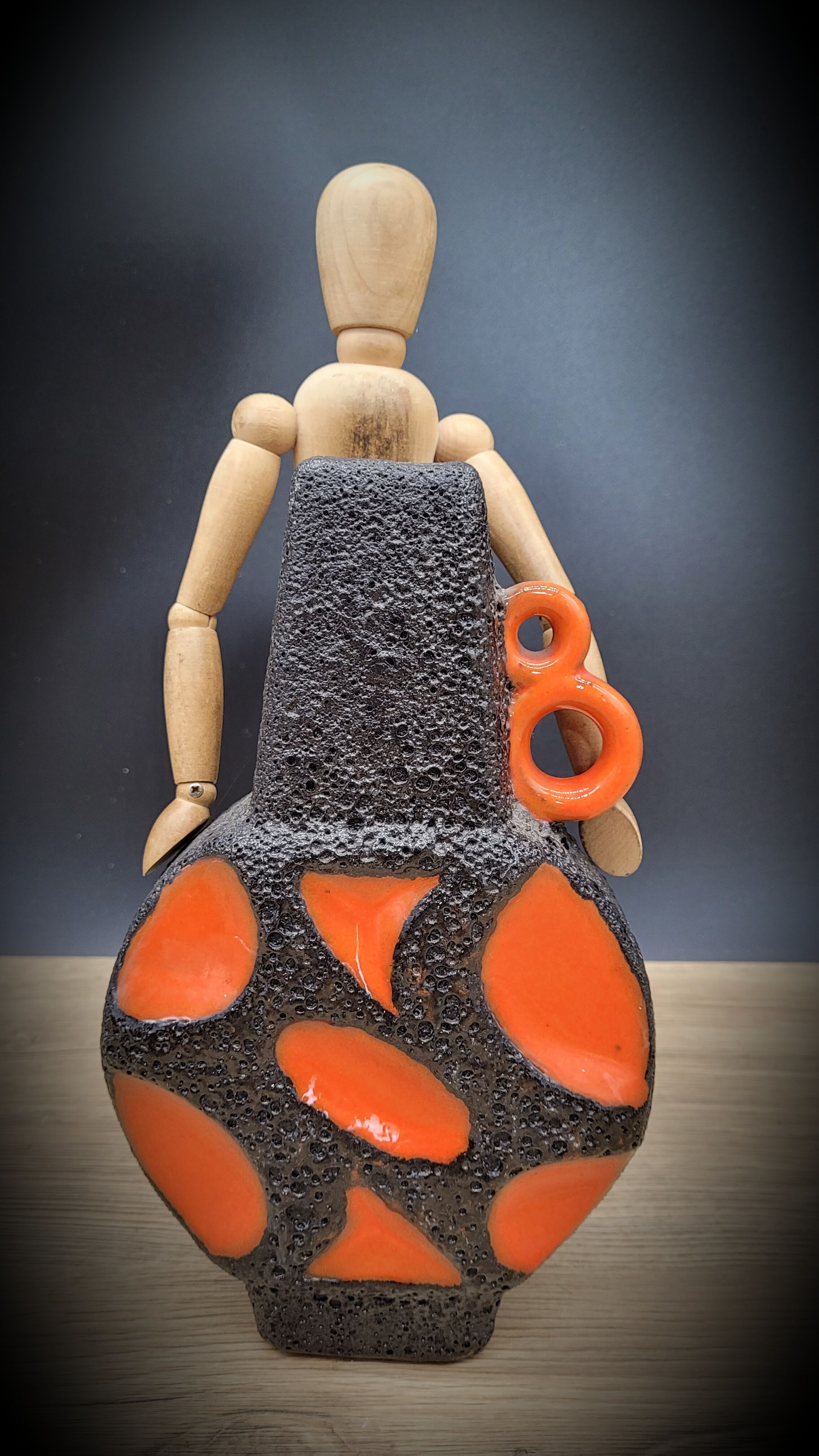 Vase orange lava black