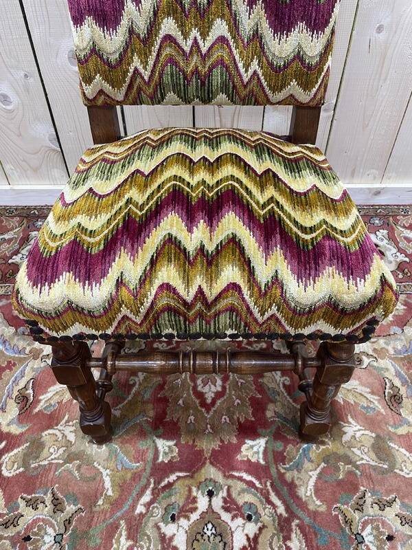 4 chaises de style Louis XIII en bois tournés et velours