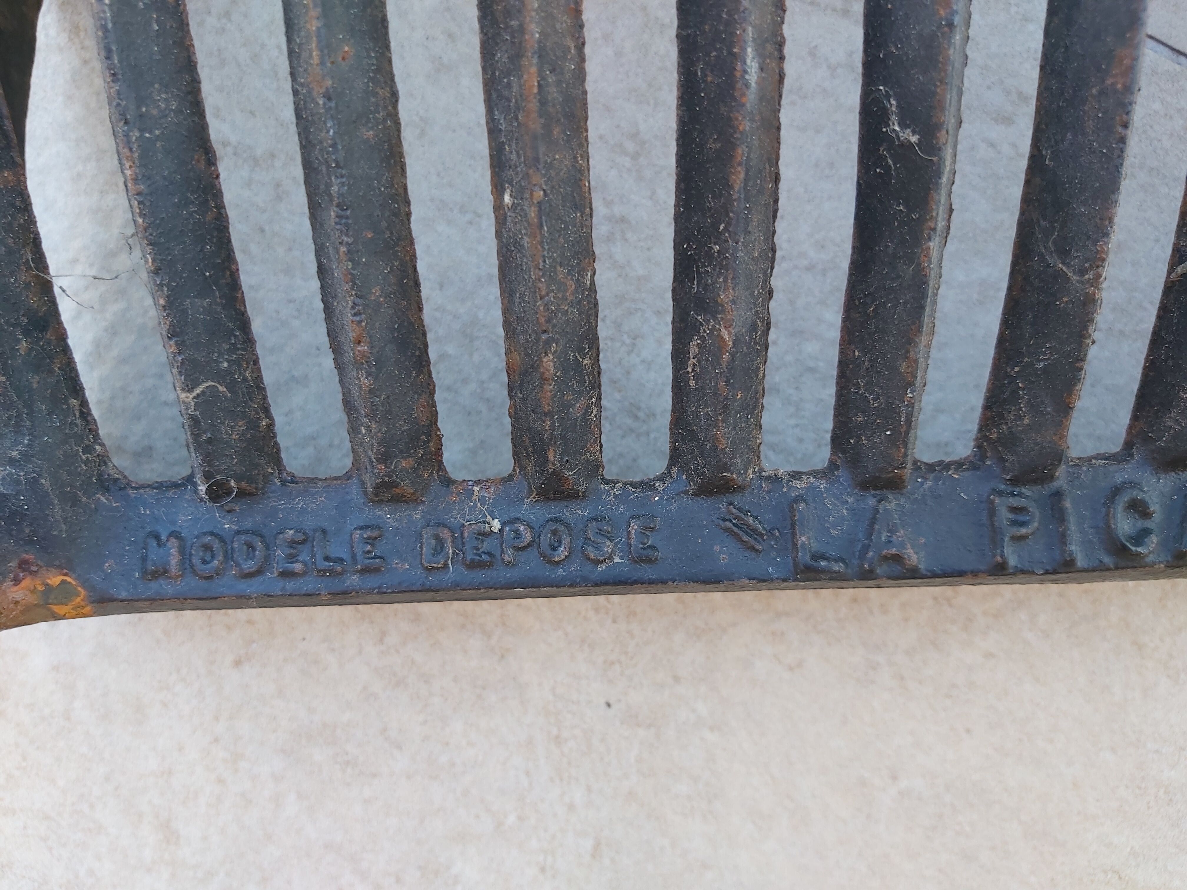 Cast iron log holder La Picarde