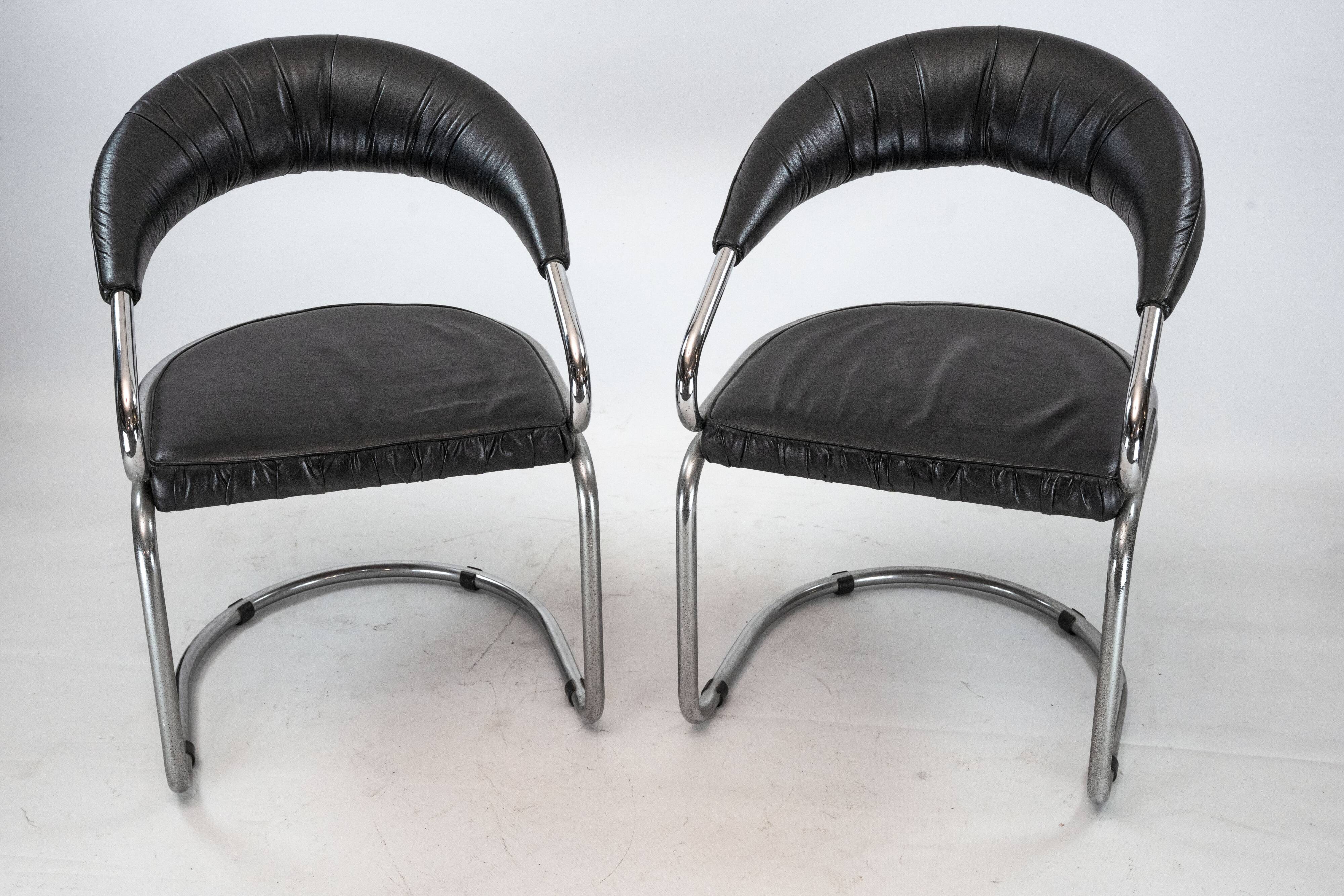 Paire de chaises en chrome et simili cuir par Giotto Stoppino. Italie années 1970.