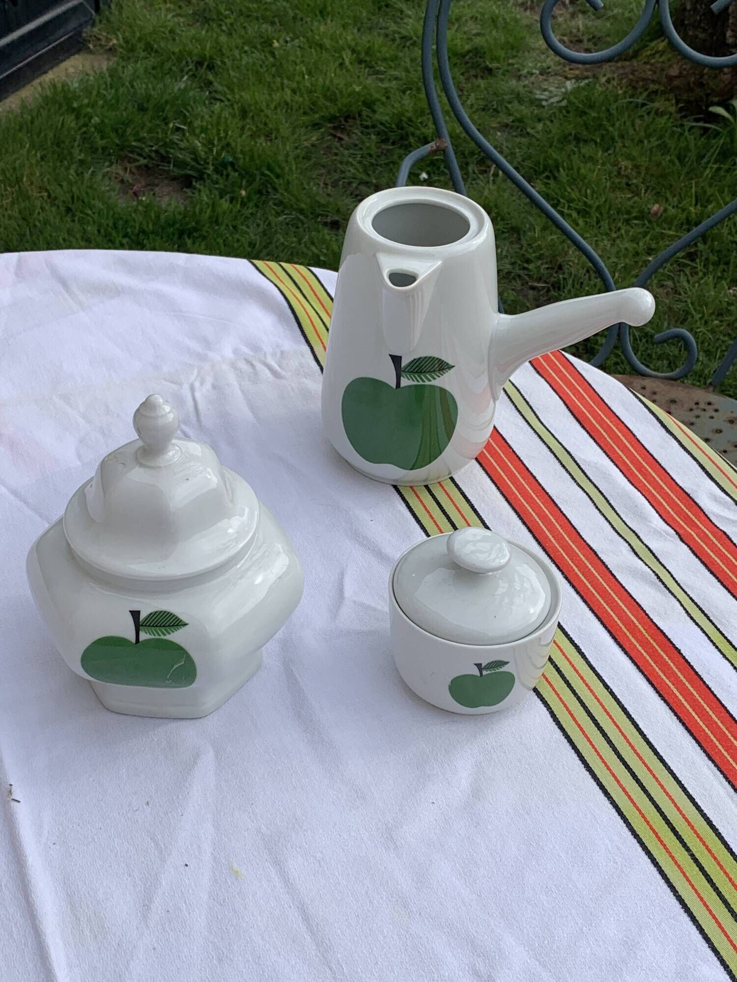 Chocolatiere coffee maker and two sugar bowls, made in Germany, Bavaria, Bareuther, waldsassen, number 283