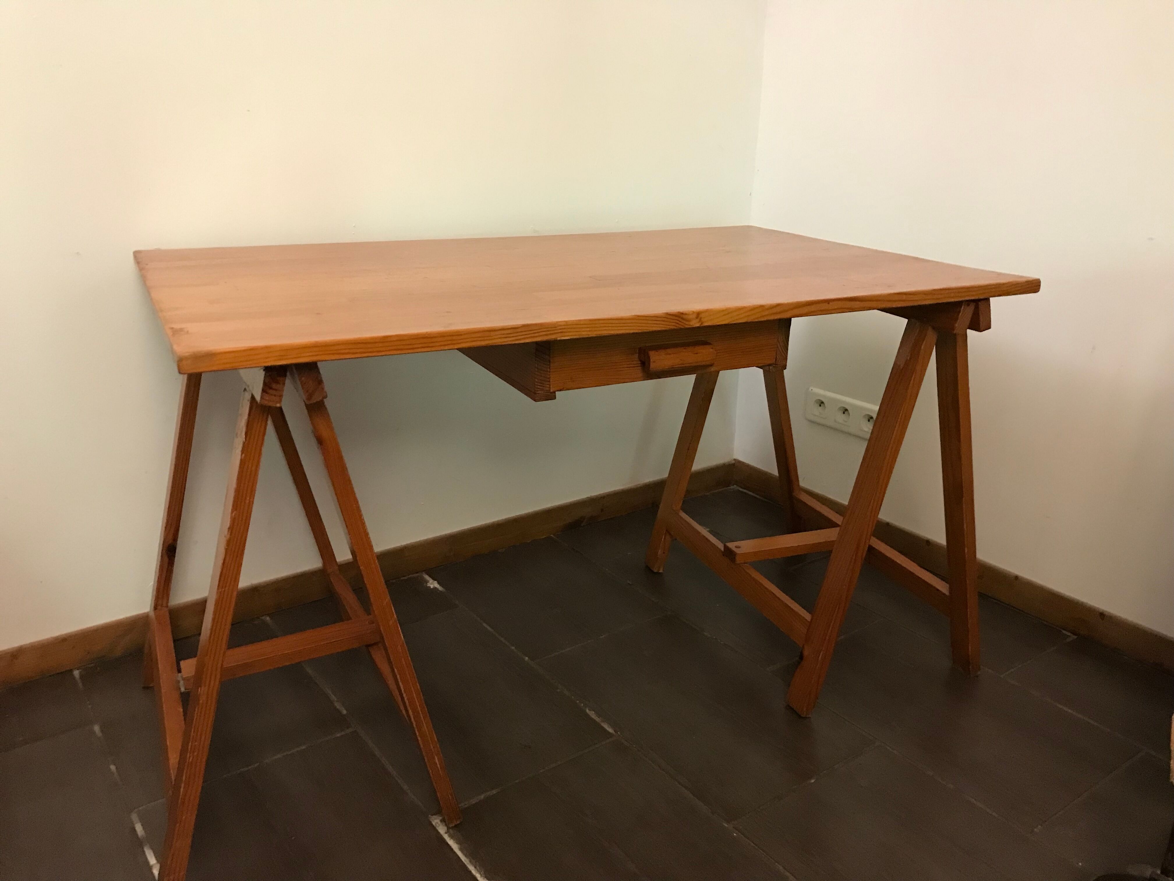 Bureau en bois sur tréteaux 1960