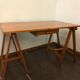 Bureau en bois sur tréteaux 1960