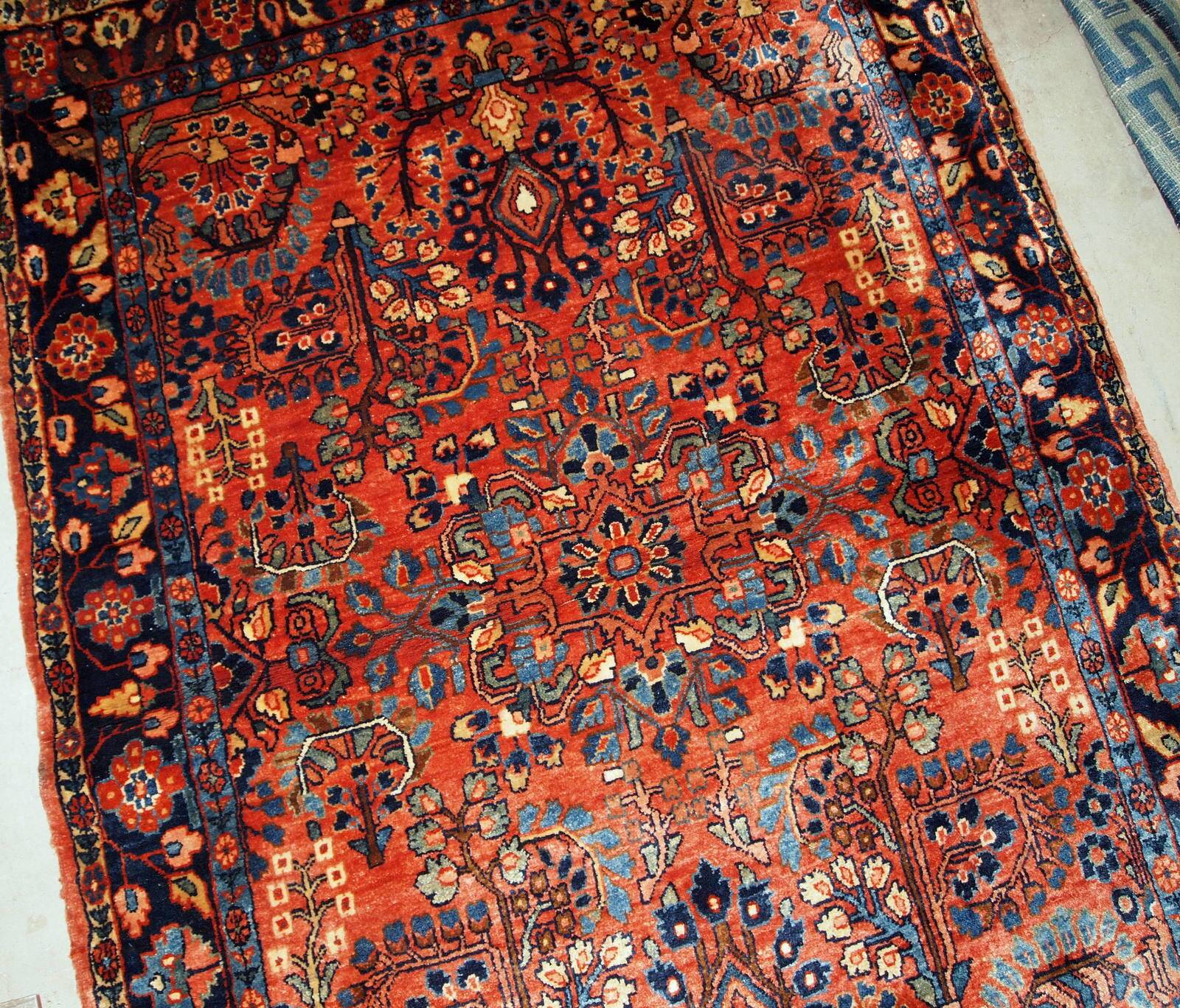 Handmade antique Persian Sarouk rug 3.4' x 5.3' (103cm x 161cm) 1920s - 1B697