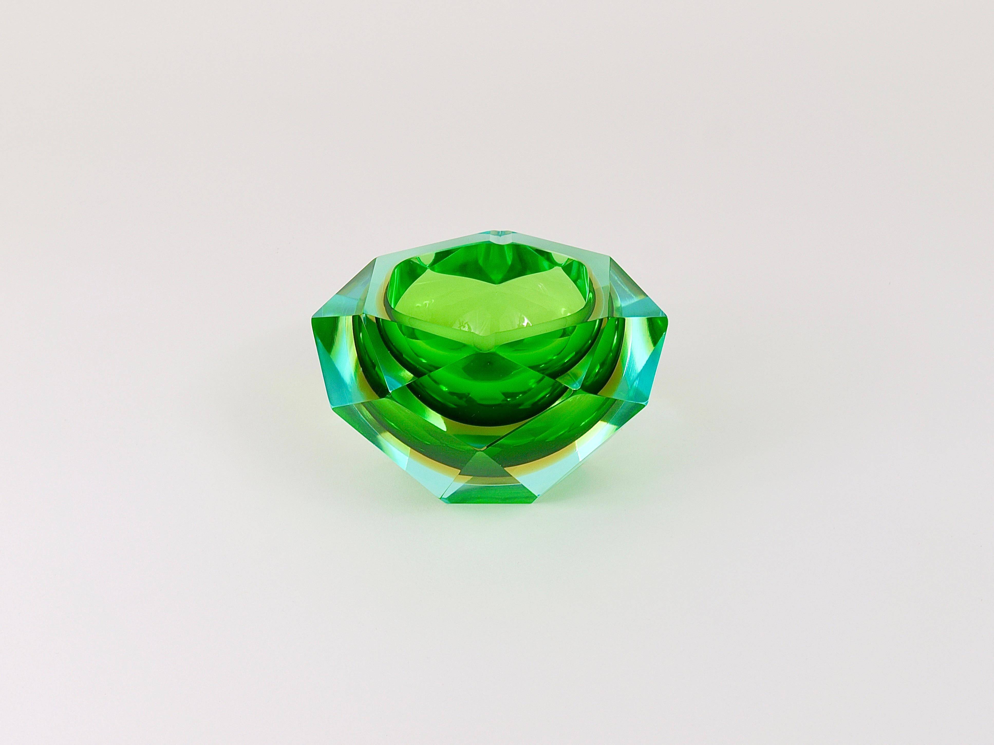 Faceted diamond ashtray in colour from the 1960s by Flavio Poli for Seguso, Murano, Italy.