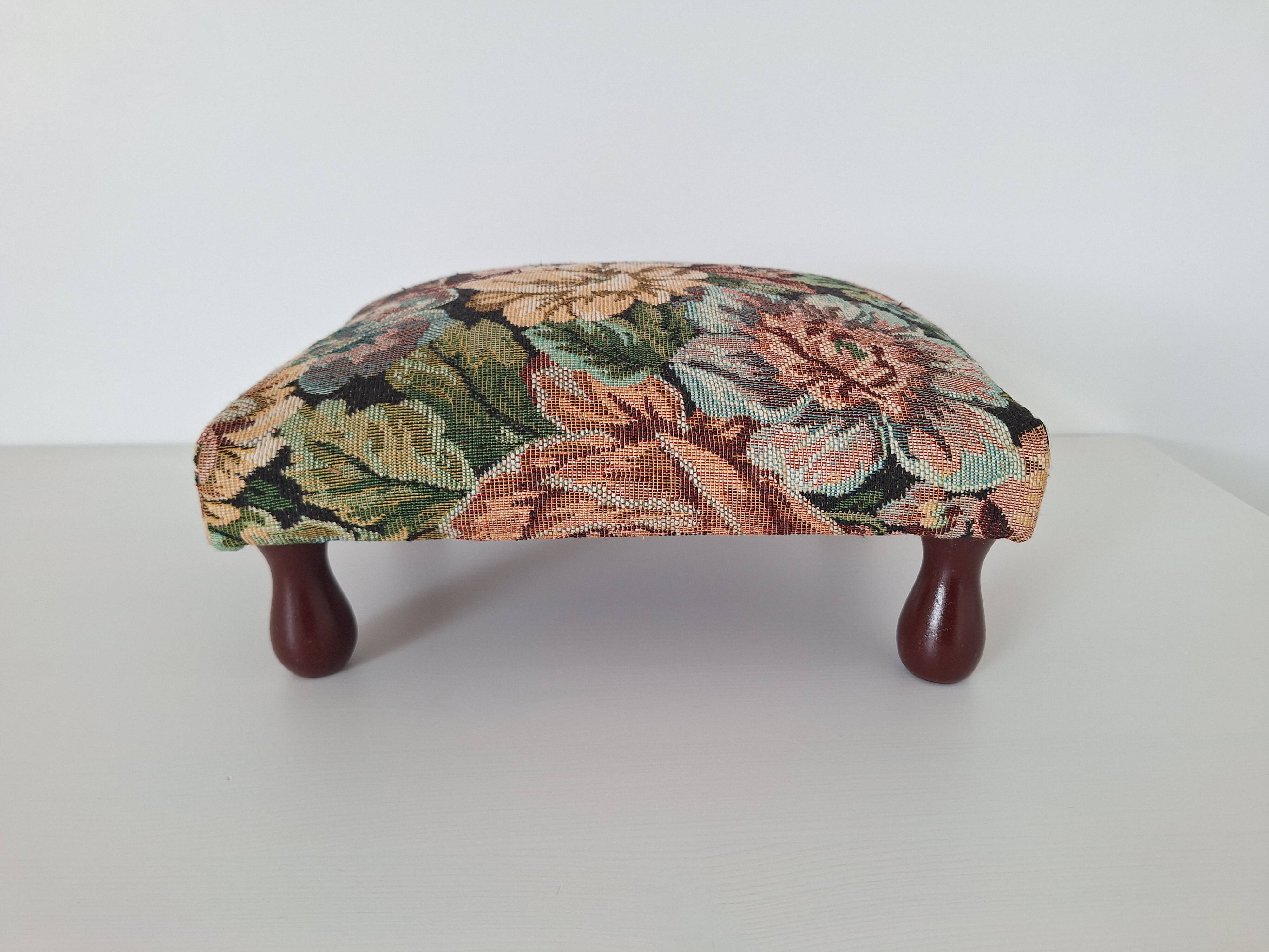 Repose-pieds en tapisserie florale