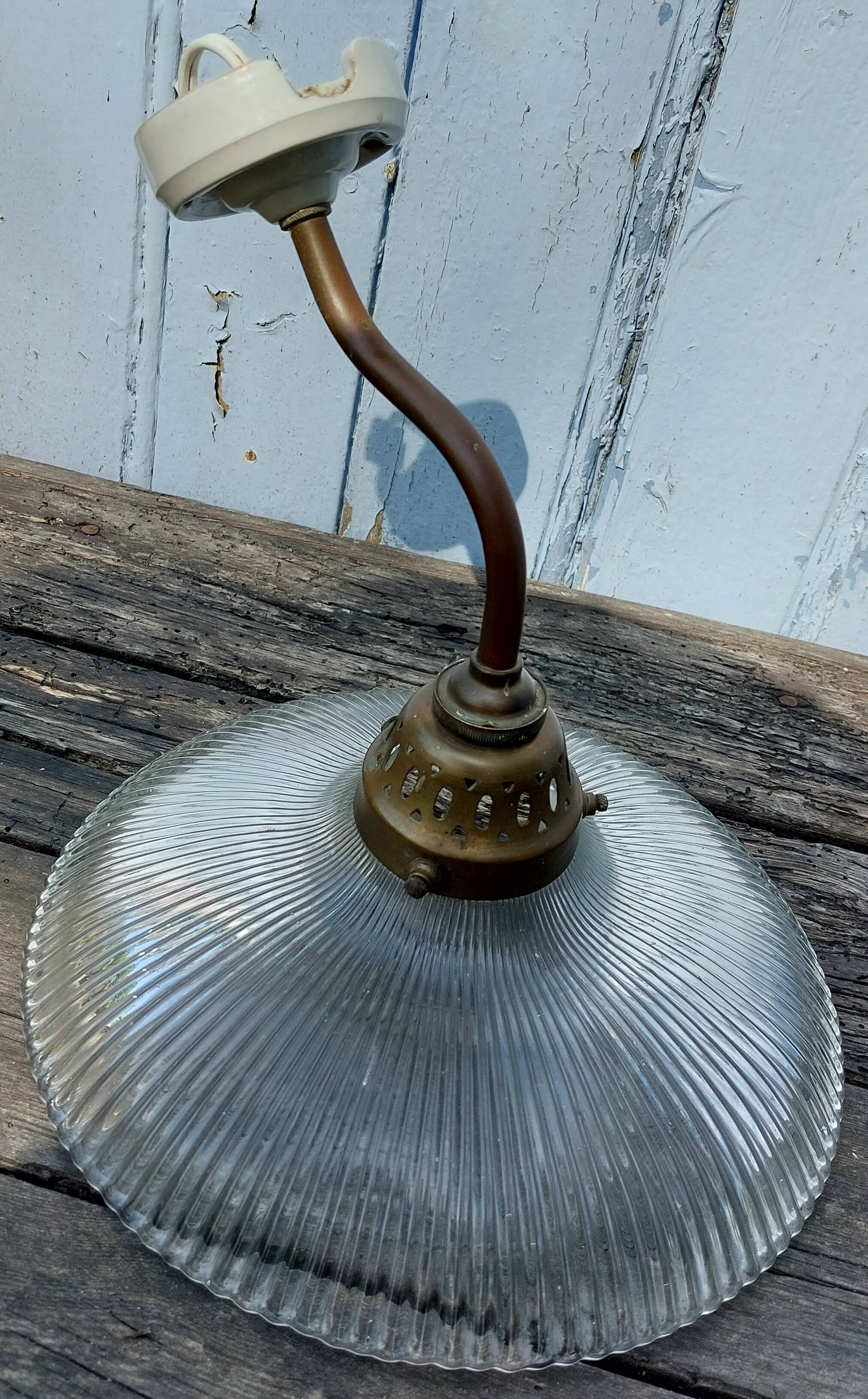 Holophanous wall lamp