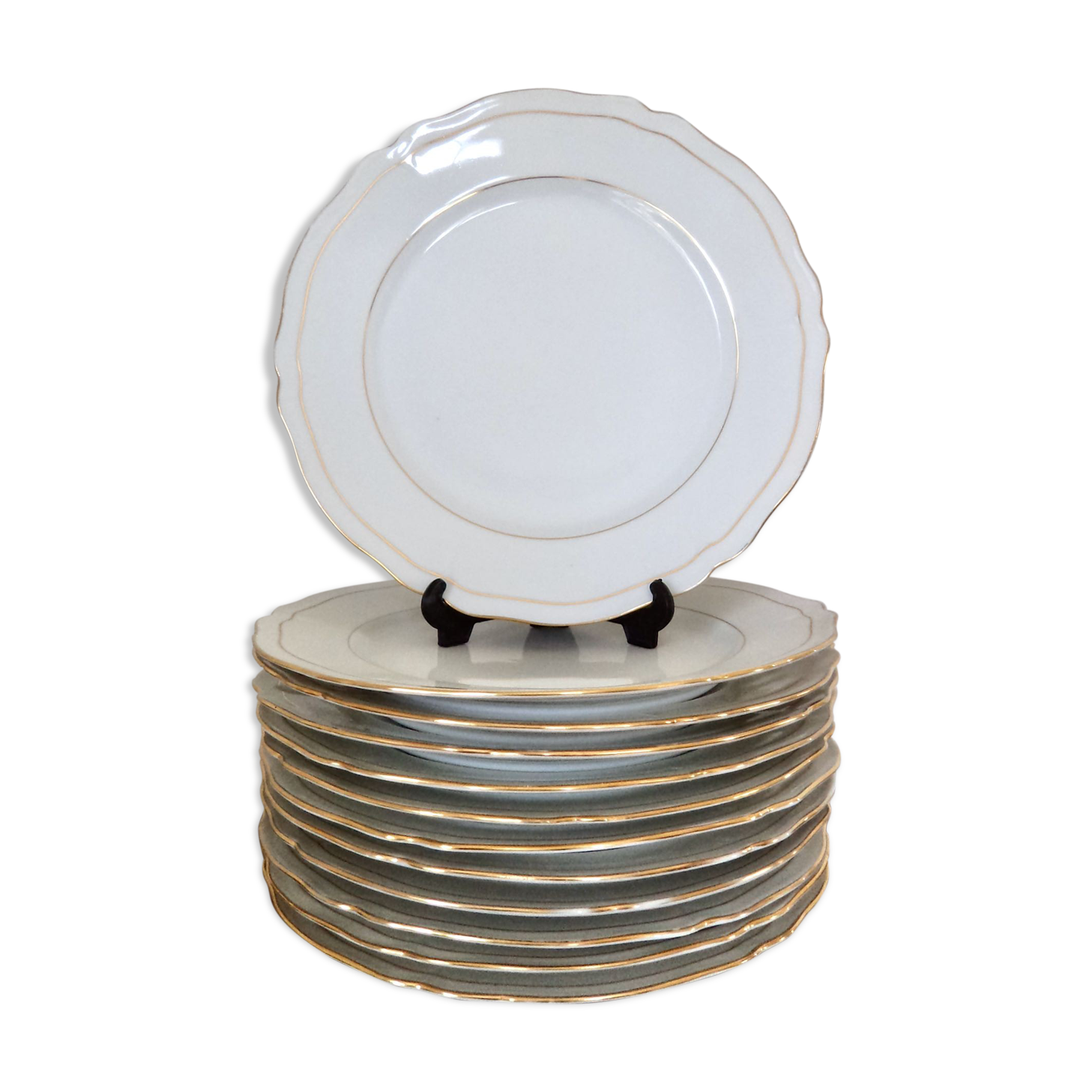 Set of 12 flat plates made of Limoges porcelain