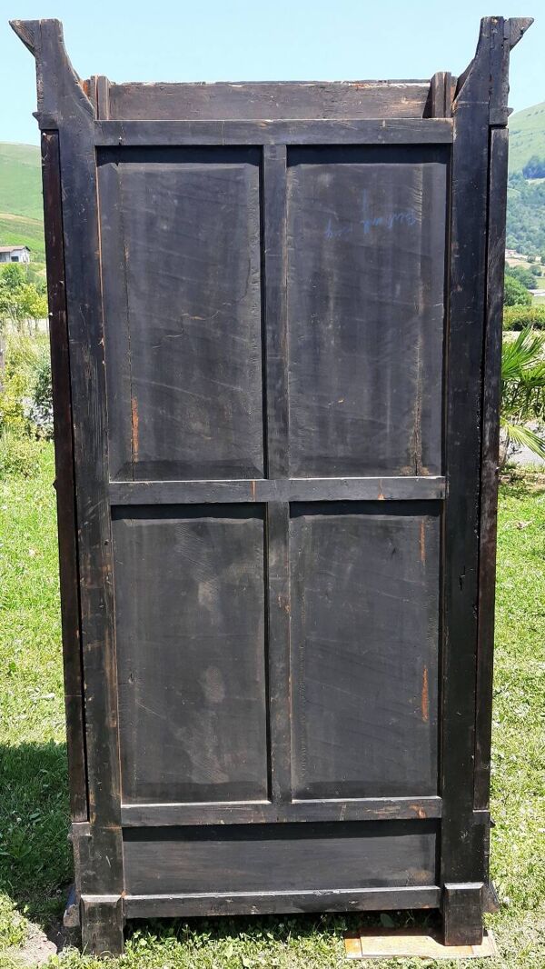 Armoire de couturière avec miroirs triptyques biseautés. (Armoire à glaces)