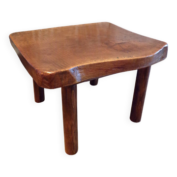 Table basse brutaliste en bois massif