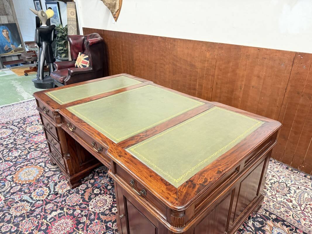 English Classic Chesterfield Partnerdesk Desk