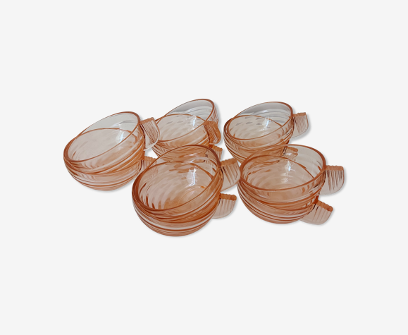 Tasses en verre rose